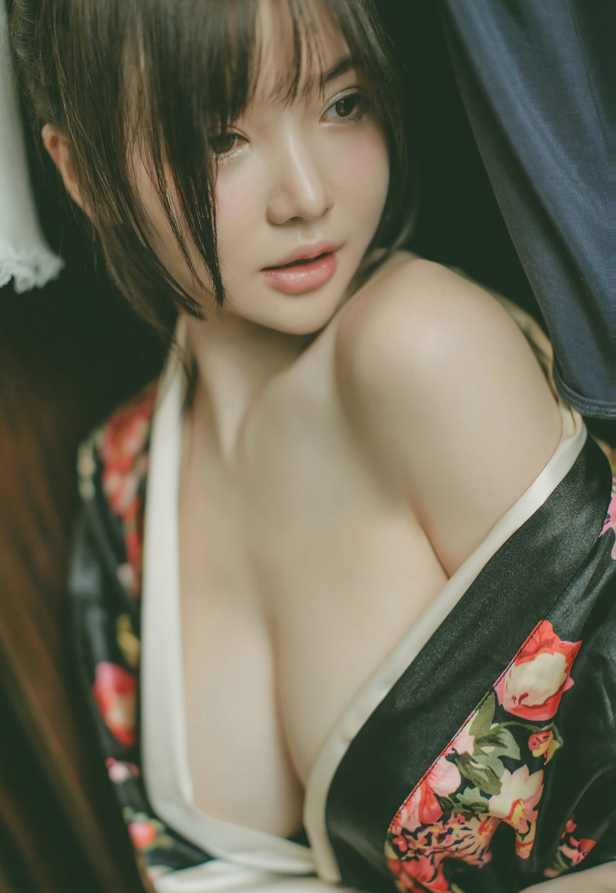 糯美子のセクシーな和服は極品で、白くて柔らかい大胸を裸で誘惑する