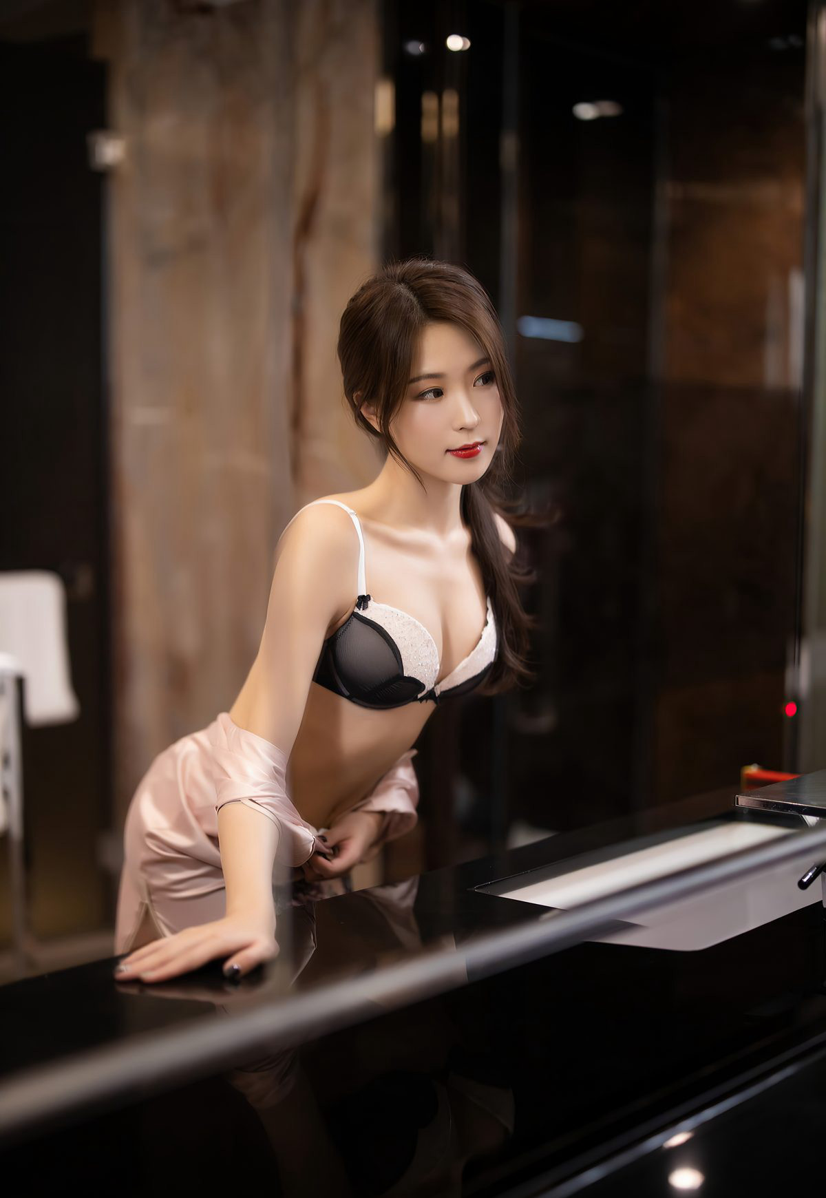Dương Tử Nghiên Cynthia khách sạn cao cấp gợi cảm áo dài cởi quần tất chân ngọc chân đẹp gợi cảm tư thế