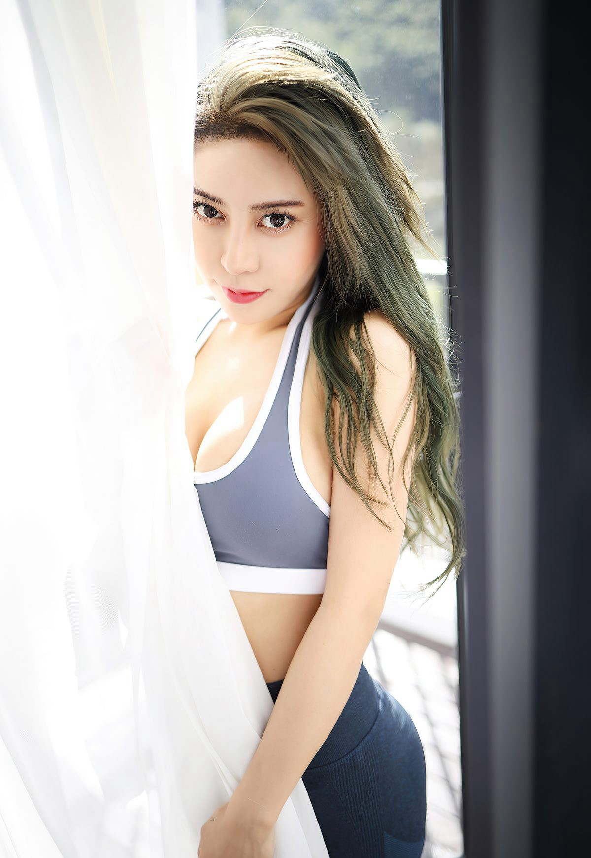 Phụ nữ có khí chất đẹp, gợi cảm trong quần bó sát, tập gym làm đẹp mông, ảnh HD mông cong quyến rũ, tư thế seductive bộ ảnh.