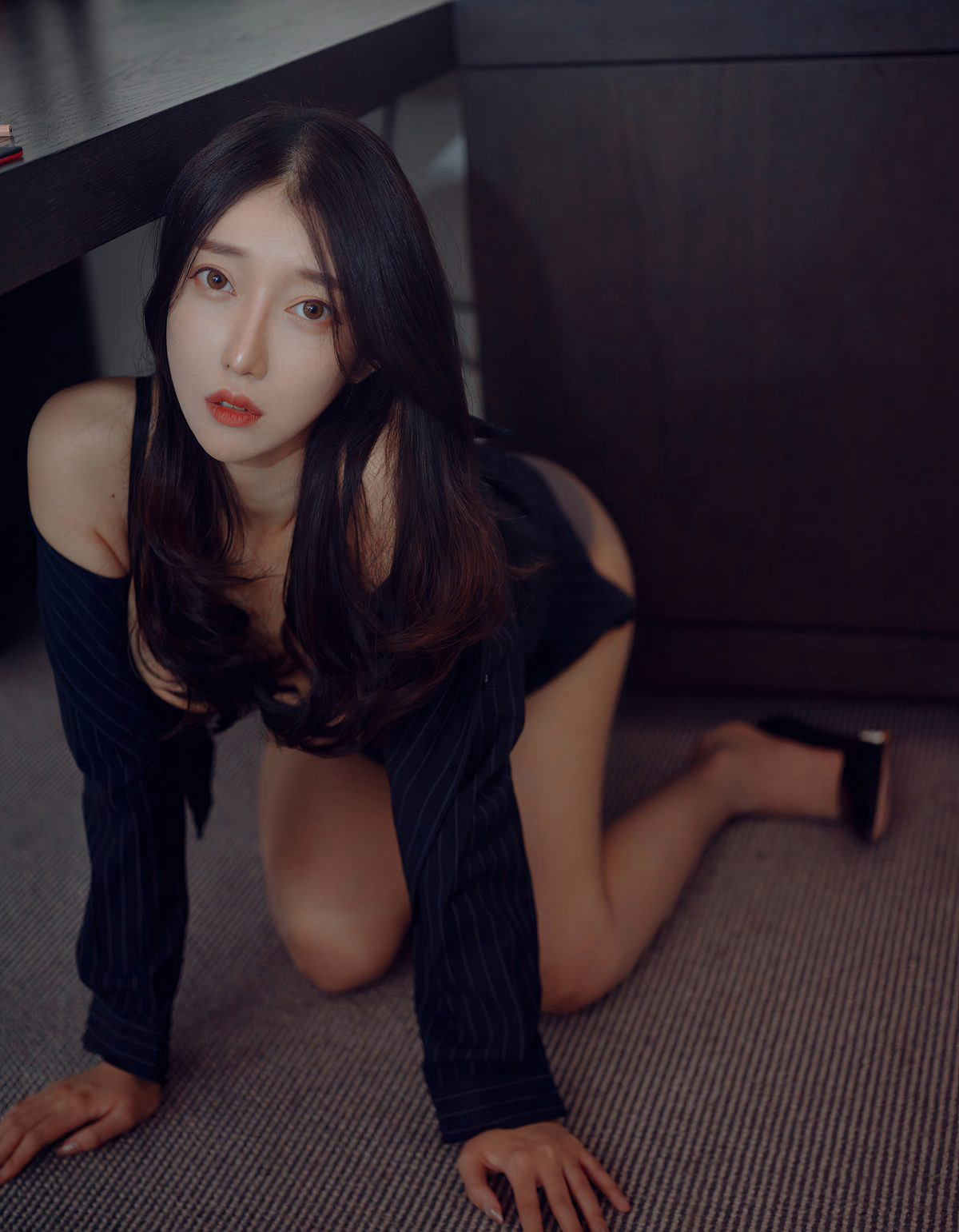 Yue'er: Slightly plump beautiful young married woman with sexy beautiful legs in flesh-colored stockings, high heels, full-figured provocative pose.