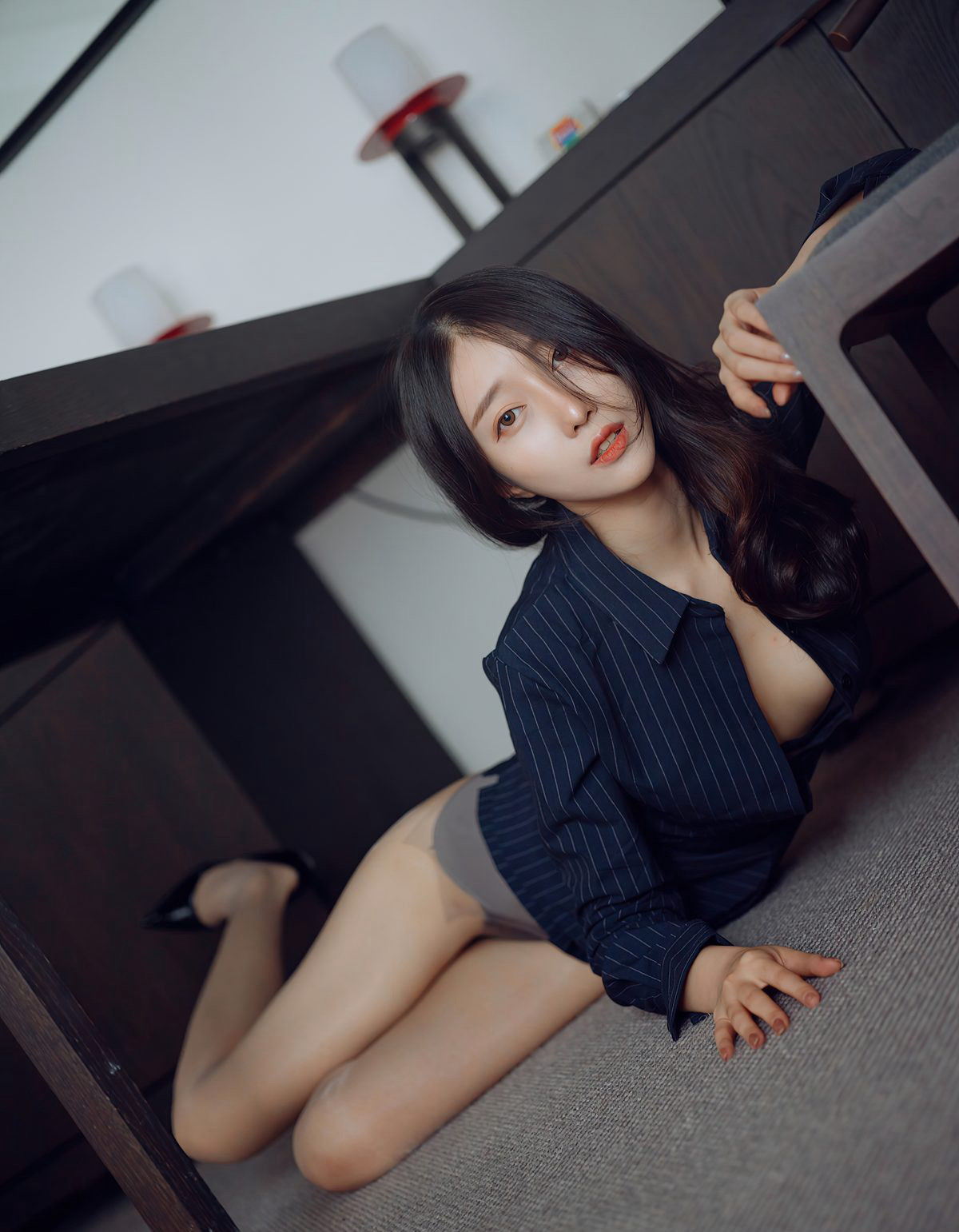 Yue'er: Slightly plump beautiful young married woman with sexy beautiful legs in flesh-colored stockings, high heels, full-figured provocative pose.