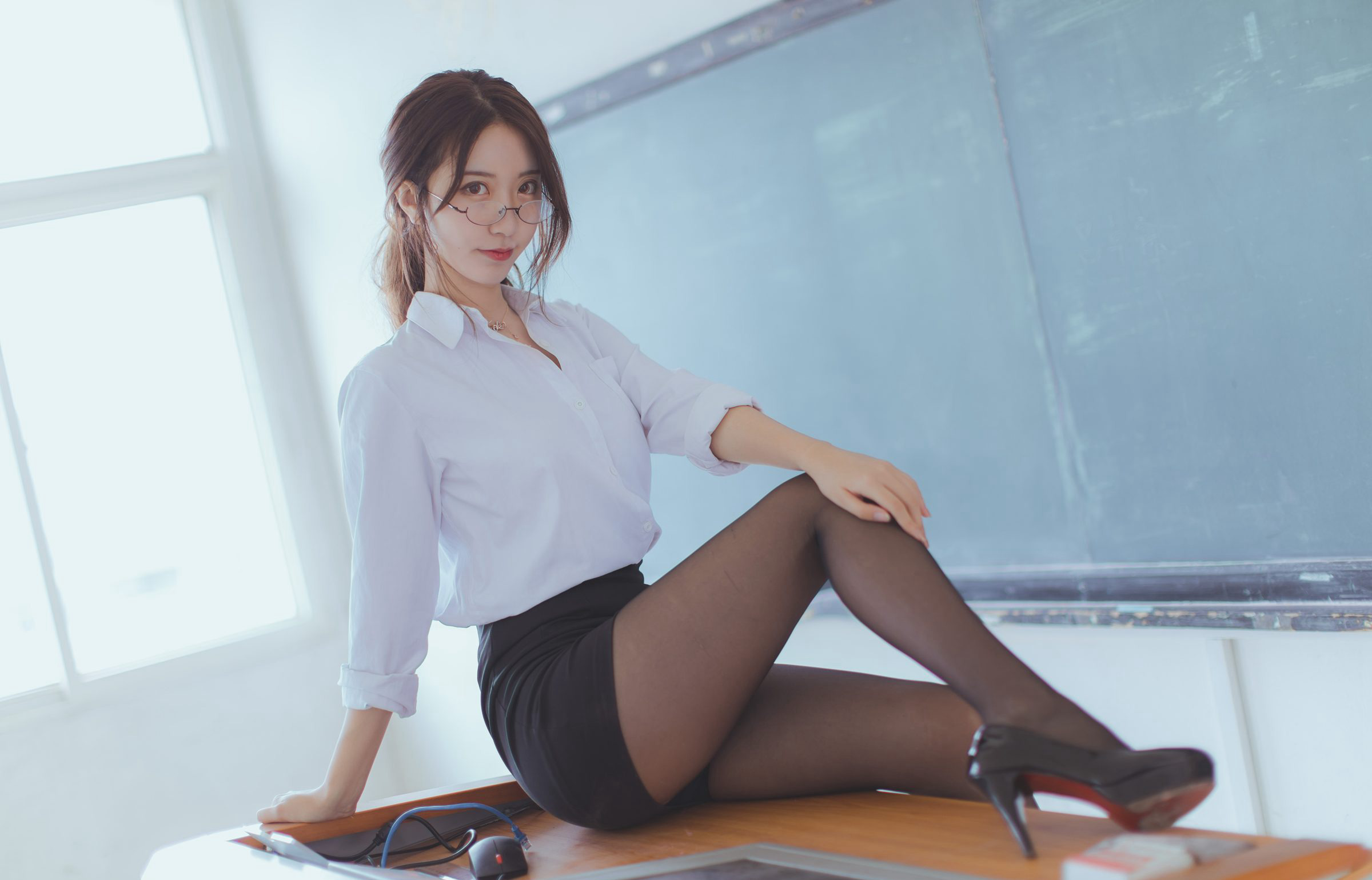 Đồng phục gợi cảm giáo viên tất đen giày cao gót Hắc Xuyên gợi cảm cosplay cám dỗ 2021 tập ảnh mới nhất