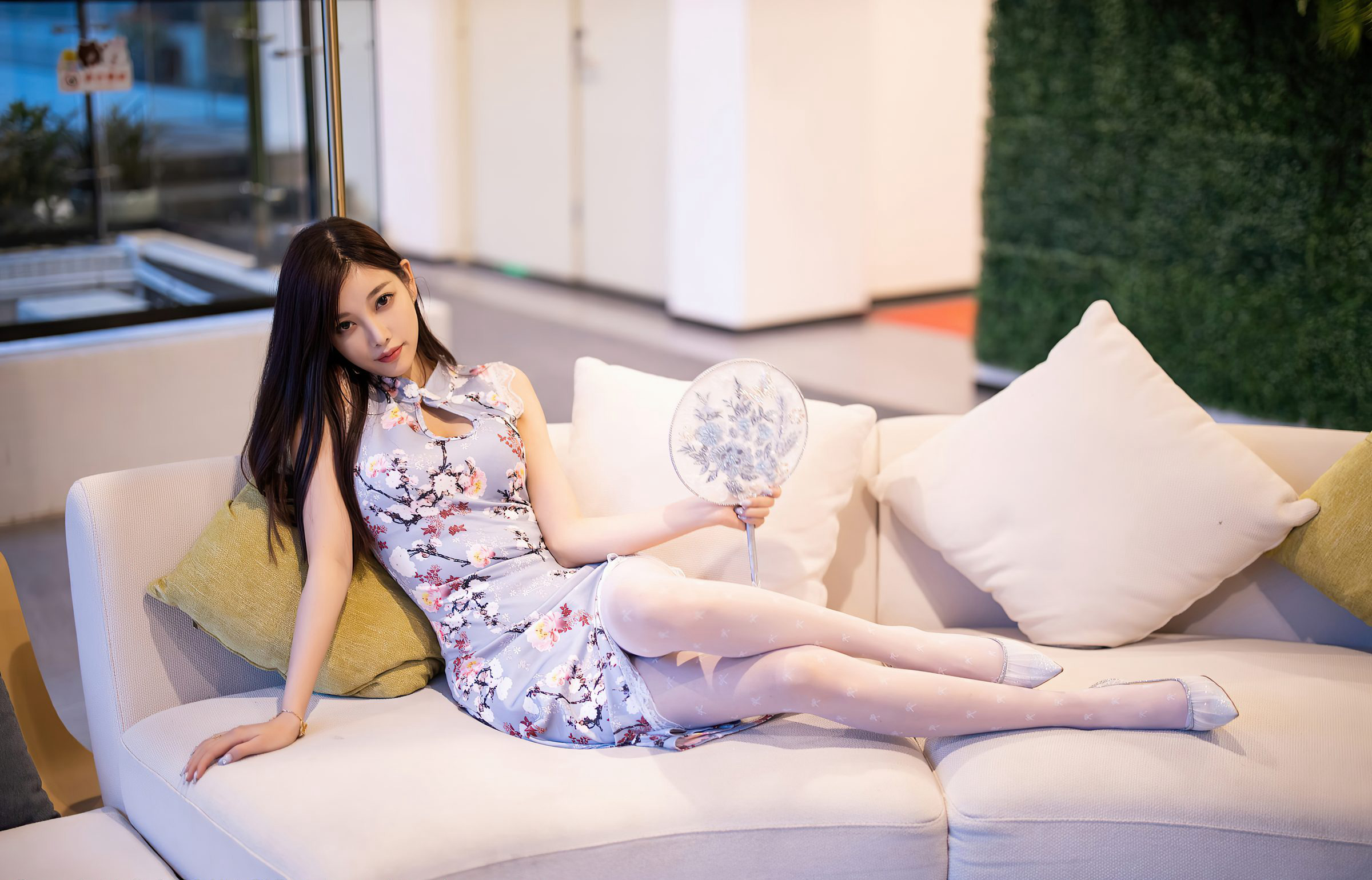 Dương Chen Chen 2021 HD gợi cảm vớ trắng áo cờ pao chân ngọc giày cao gót đôi chân đẹp