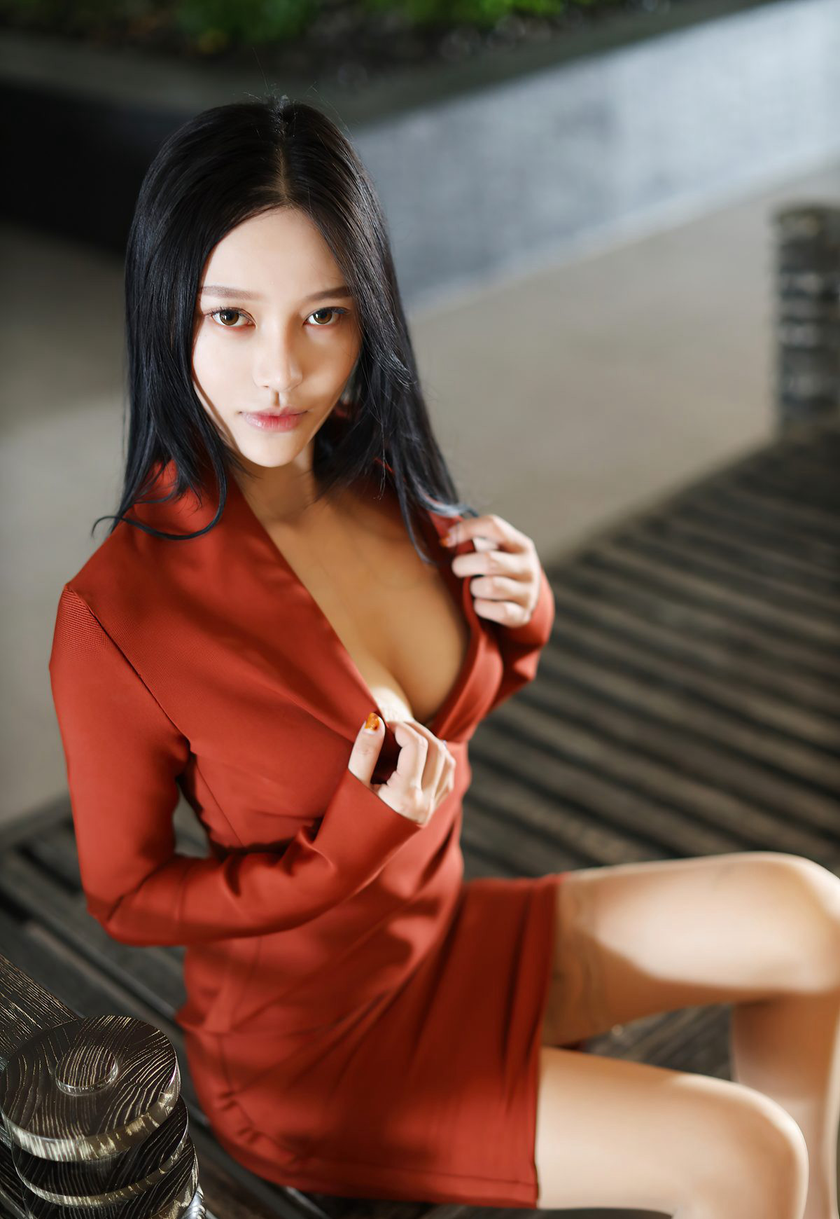 美媛館2021唐琪兒套圖性感紅色緊身制服誘惑肉絲襪美腿
