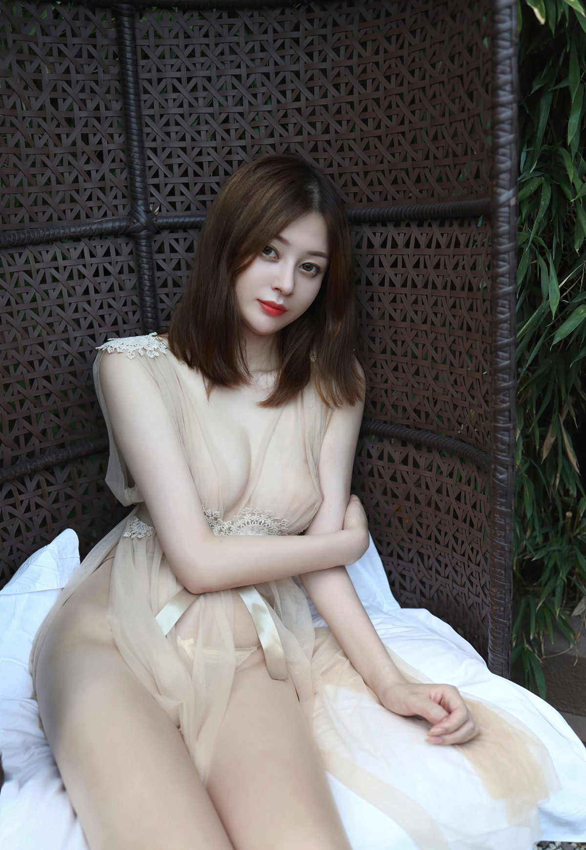 櫻花艾莎性感肉絲無內誘惑翹臀床上風騷姿勢美腿