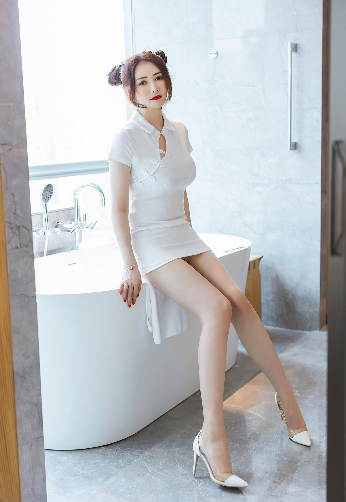 Evon Trần Tán Chi 2021 - Ảnh chụp gợi cảm với áo qipao ôm sát, mông cong, vớ thịt, giày cao gót trong bồn tắm