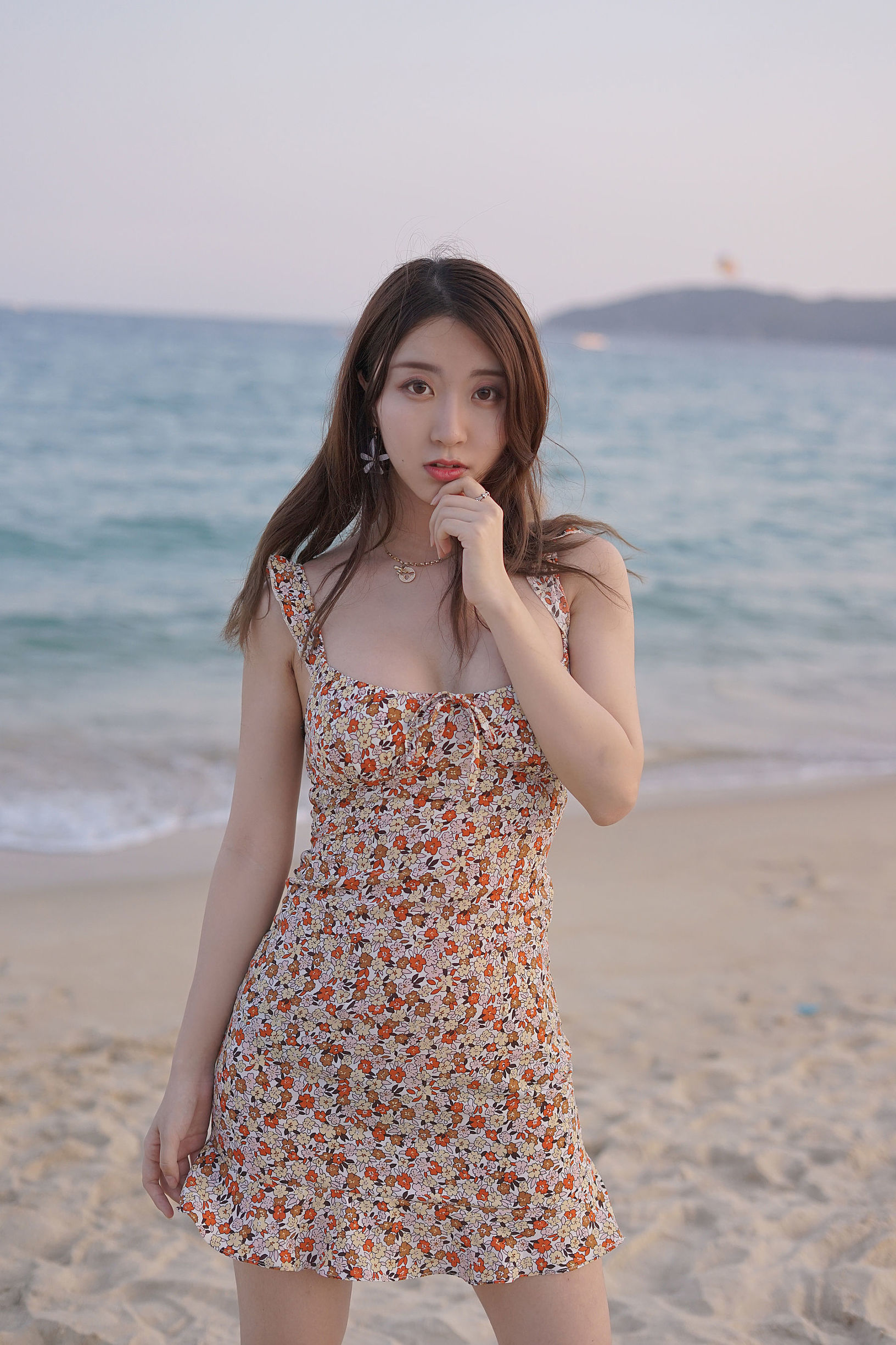 コスプレ写真] 人気のコスプレイヤー黒川 - 海島の旅 フラワープリントワンピース