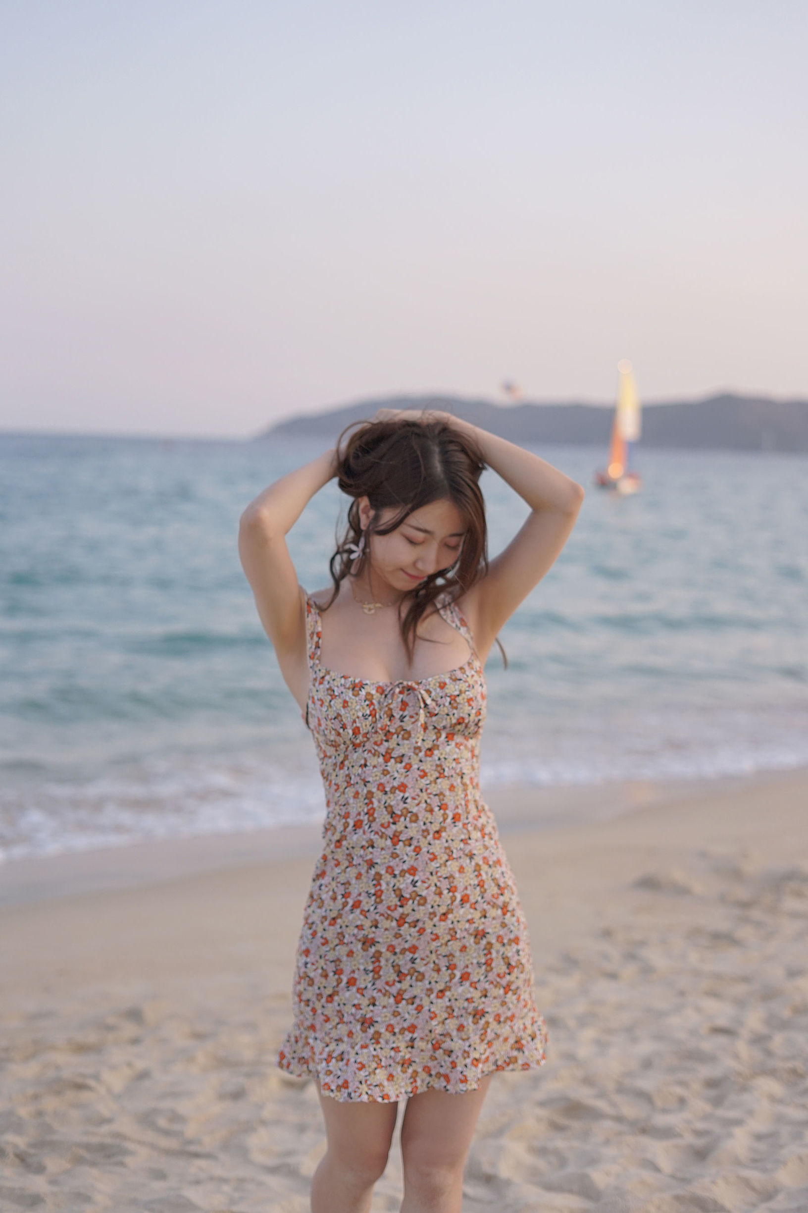 コスプレ写真] 人気のコスプレイヤー黒川 - 海島の旅 フラワープリントワンピース