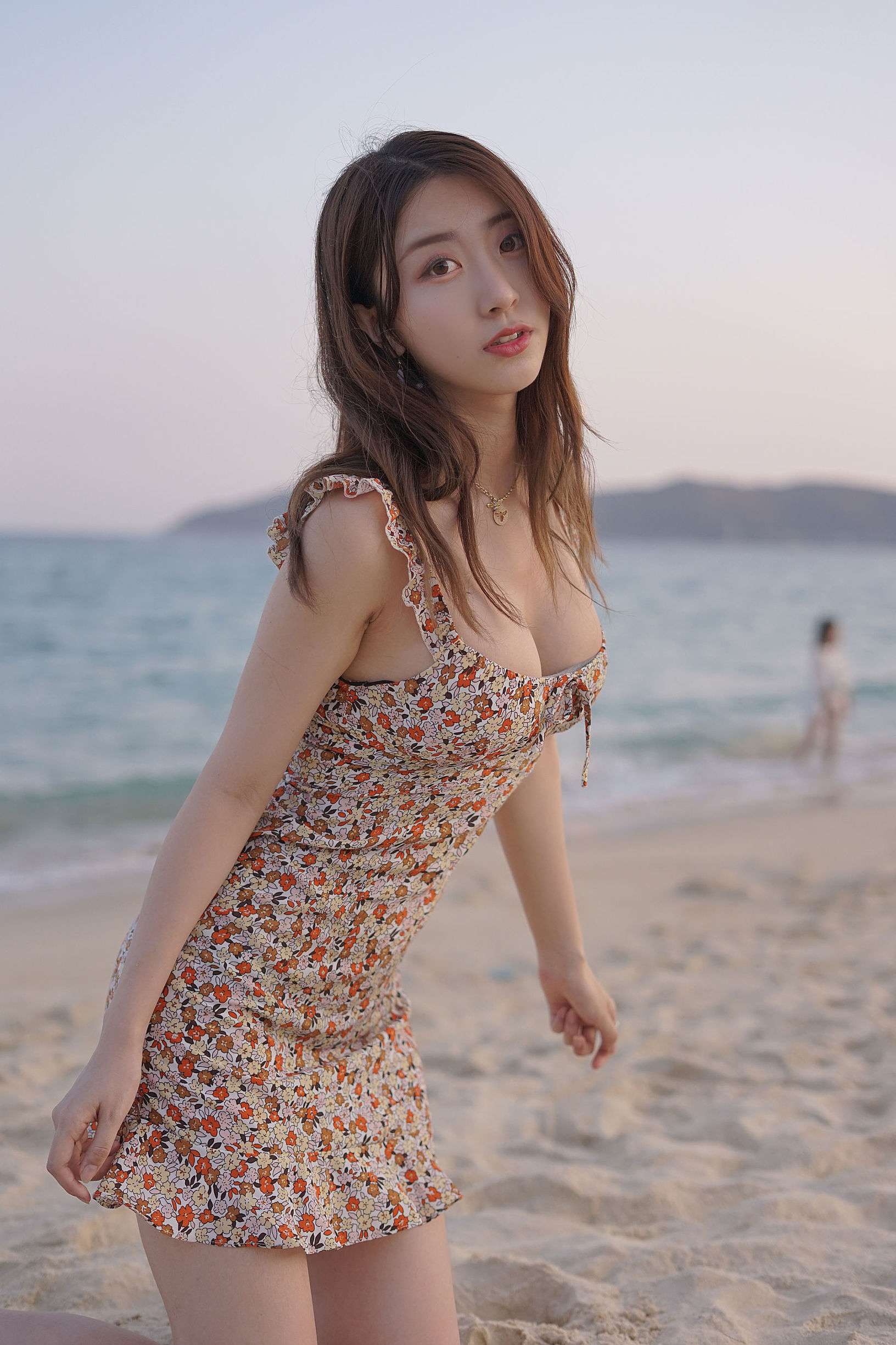 コスプレ写真] 人気のコスプレイヤー黒川 - 海島の旅 フラワープリントワンピース