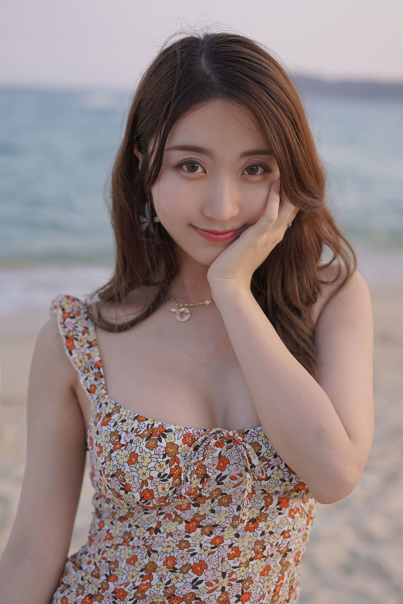 コスプレ写真] 人気のコスプレイヤー黒川 - 海島の旅 フラワープリントワンピース