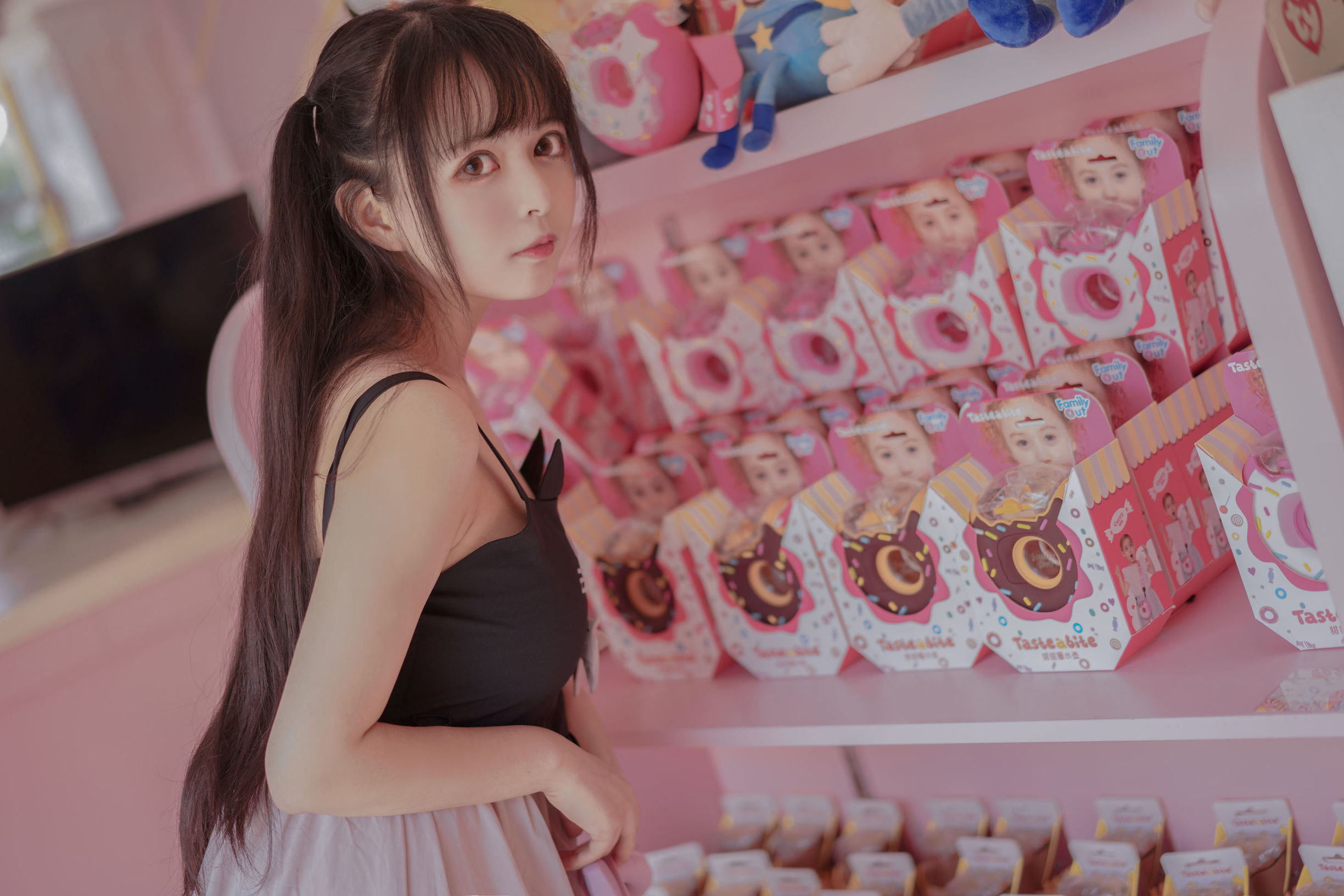 Cosplay Ảnh] Đại Mắt Mông Muội Hắc Miêu Miêu OvO - Hồng