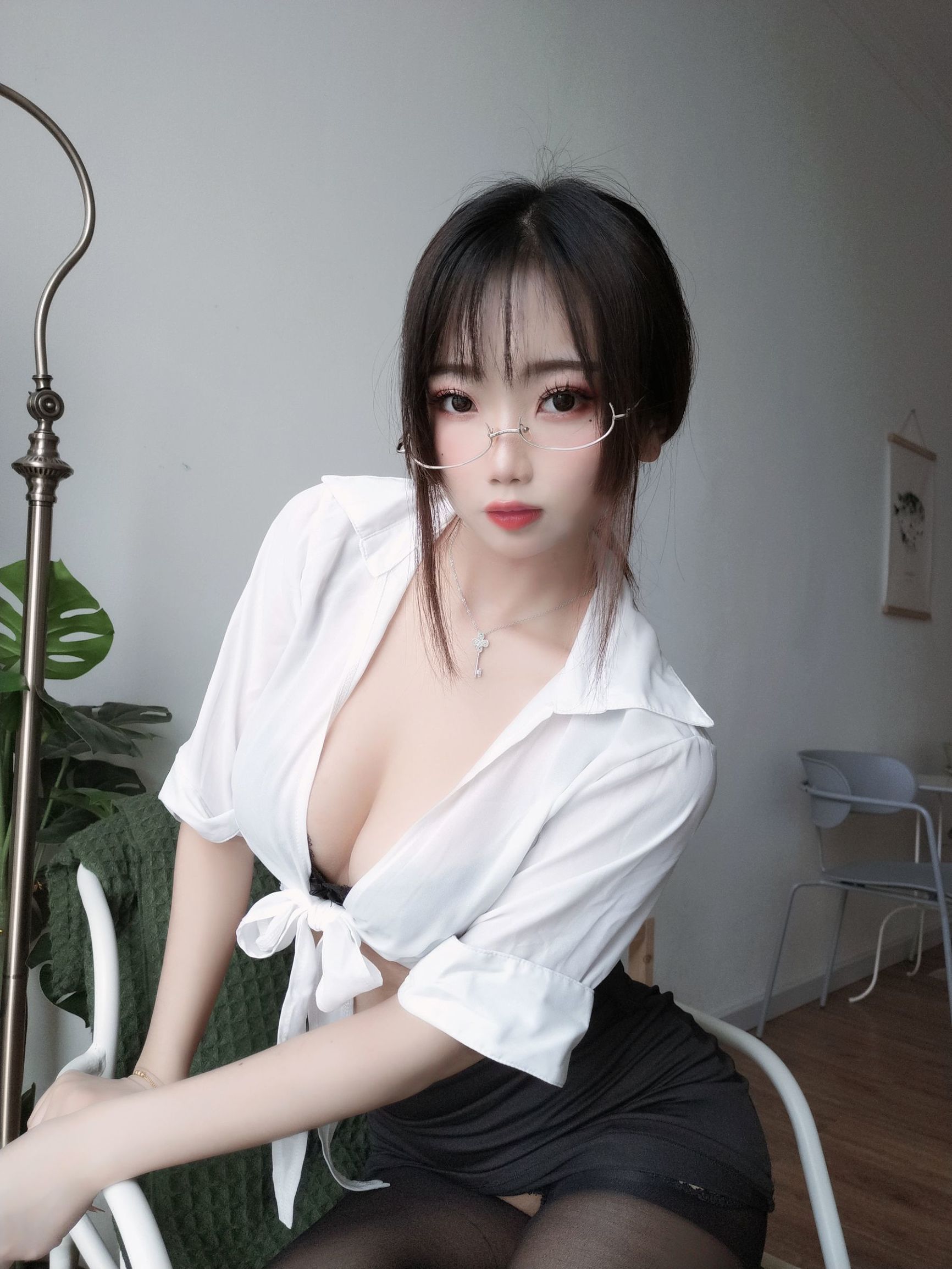 Cosplay Ảnh] Cô Gái Đẹp Da Trắng Mịn Quỷ Thú Yao - Nữ Giáo Viên