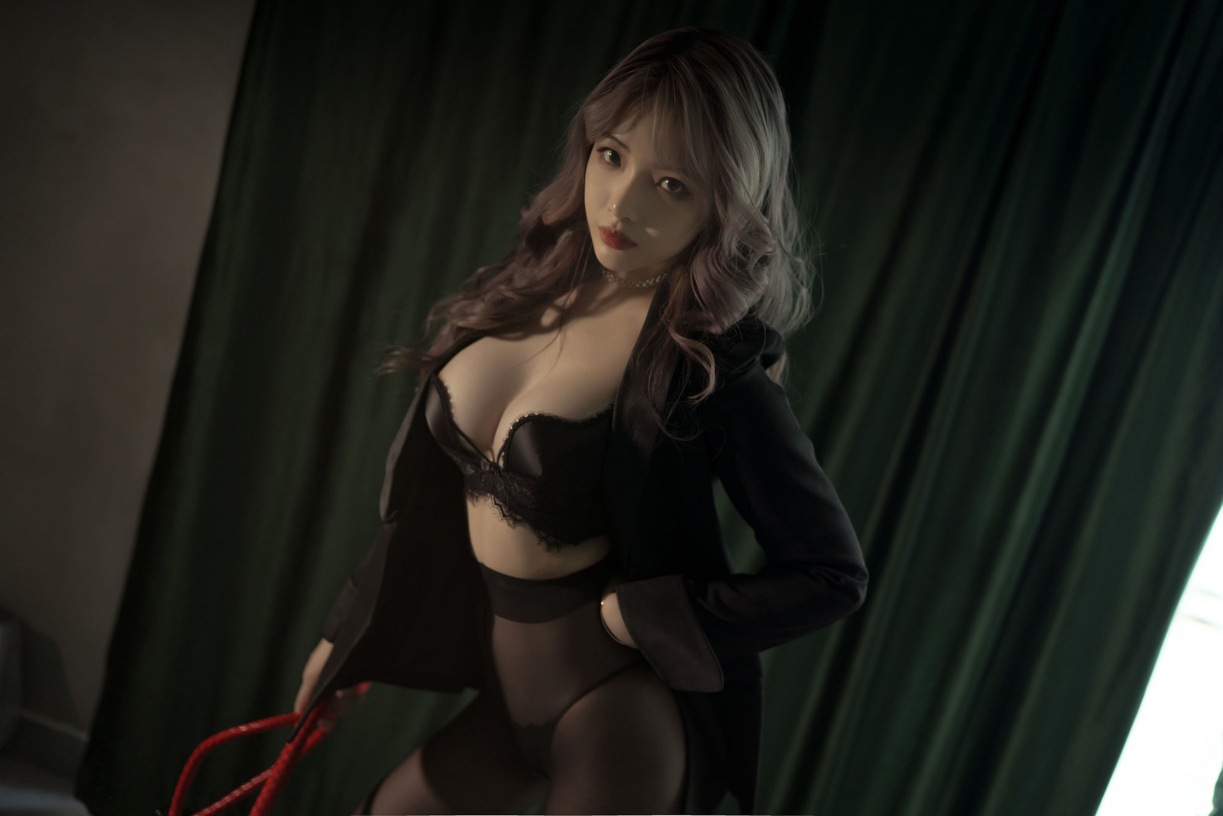 Cosplay 写真] アニメブロガー ウェンメイ - 黒ストッキングのスーツ