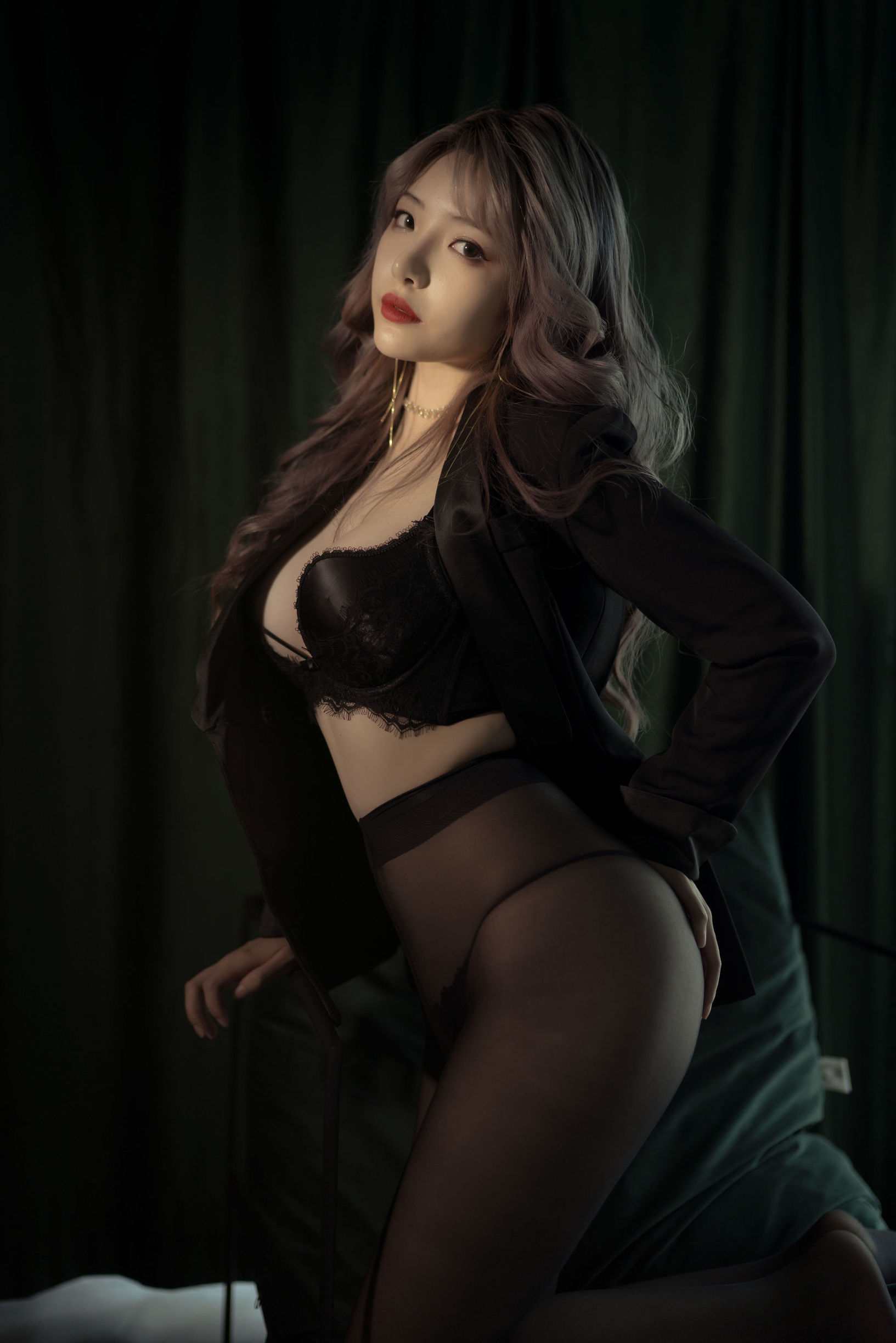 Cosplay 写真] アニメブロガー ウェンメイ - 黒ストッキングのスーツ