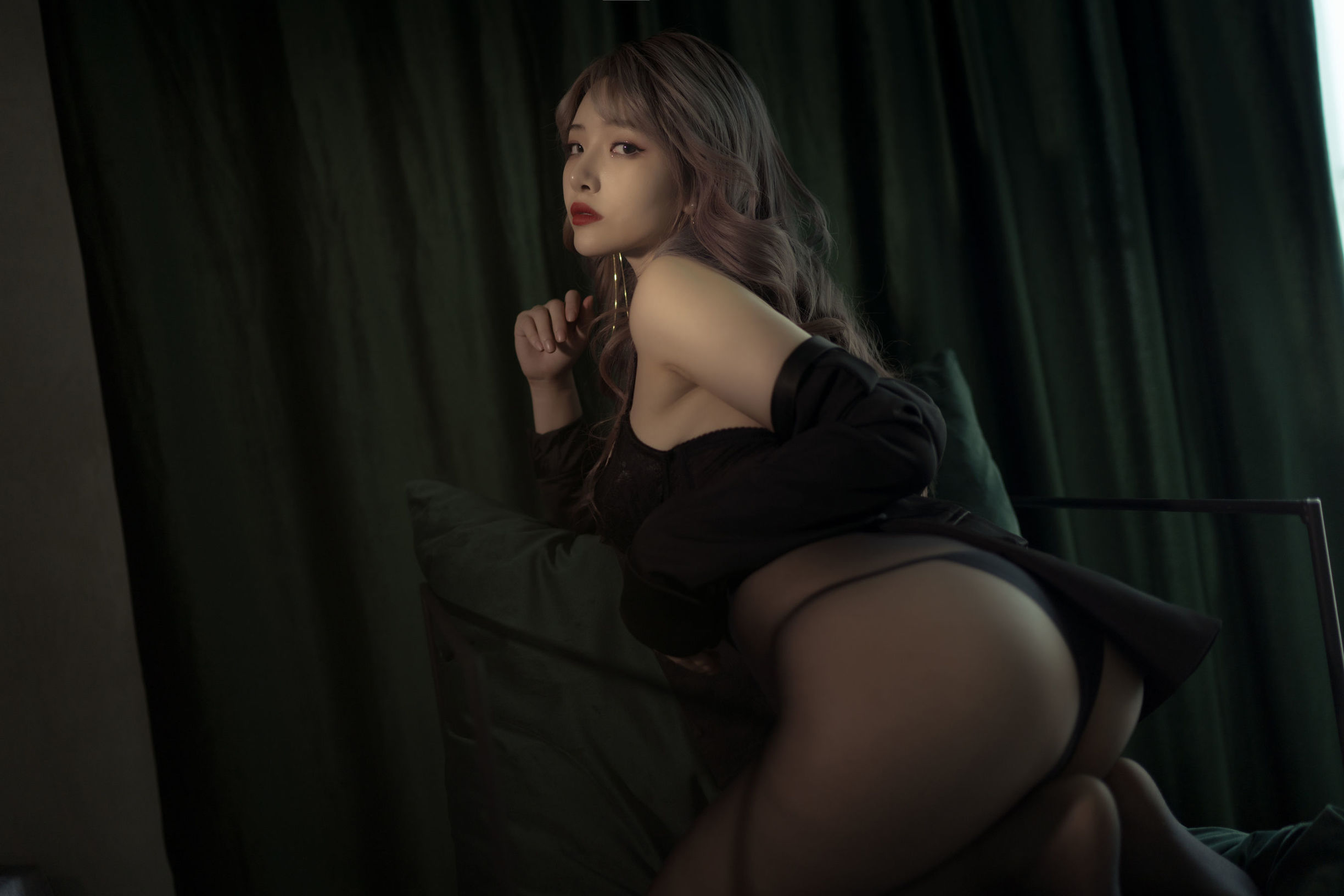 Cosplay 写真] アニメブロガー ウェンメイ - 黒ストッキングのスーツ