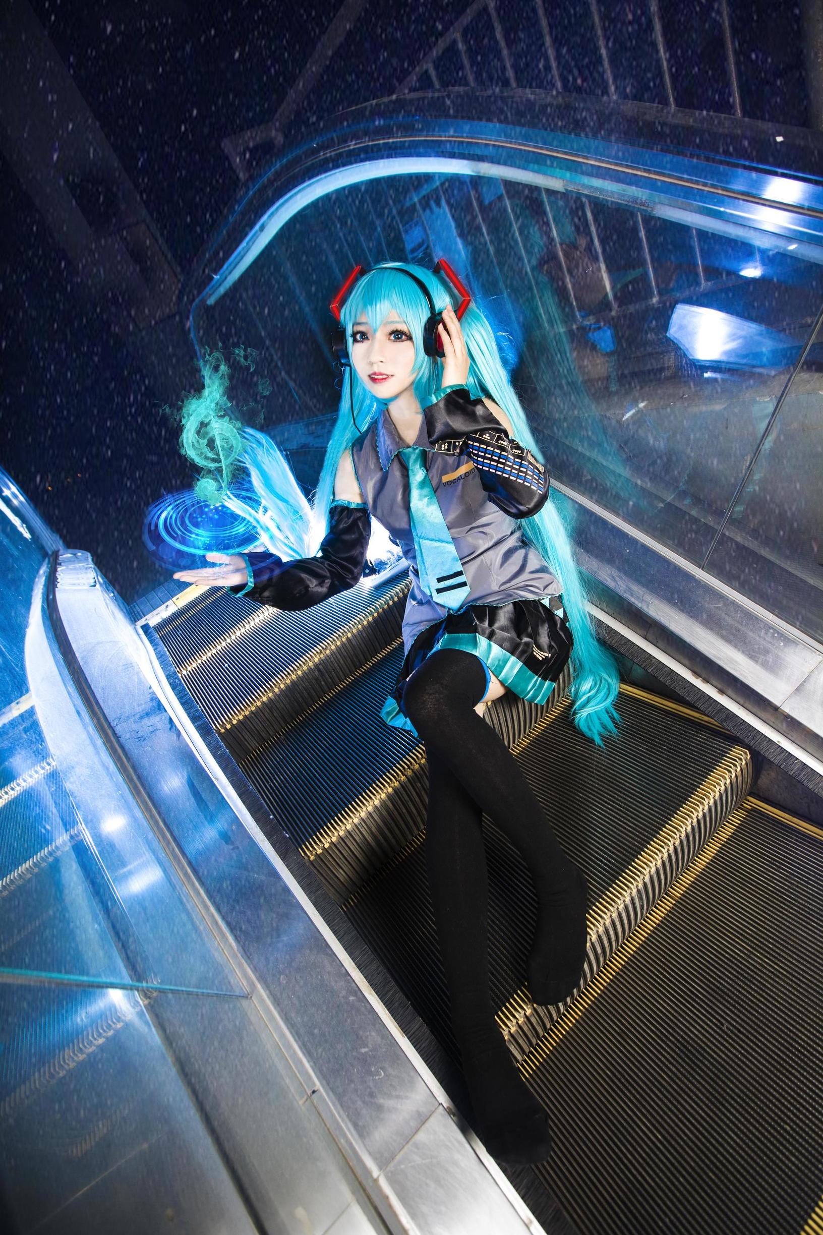 Cosplay寫真] 萌妹白易子教主 - VOCALOID