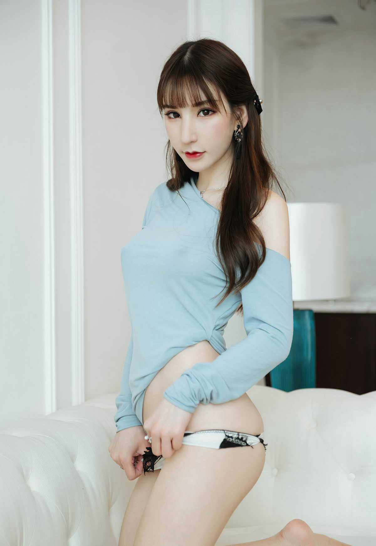 Zhou Yu Xi Sandy 2021 HD Photo Collection: Sexy Large Breasts, Fair and Tender Beautiful Legs, From Behind