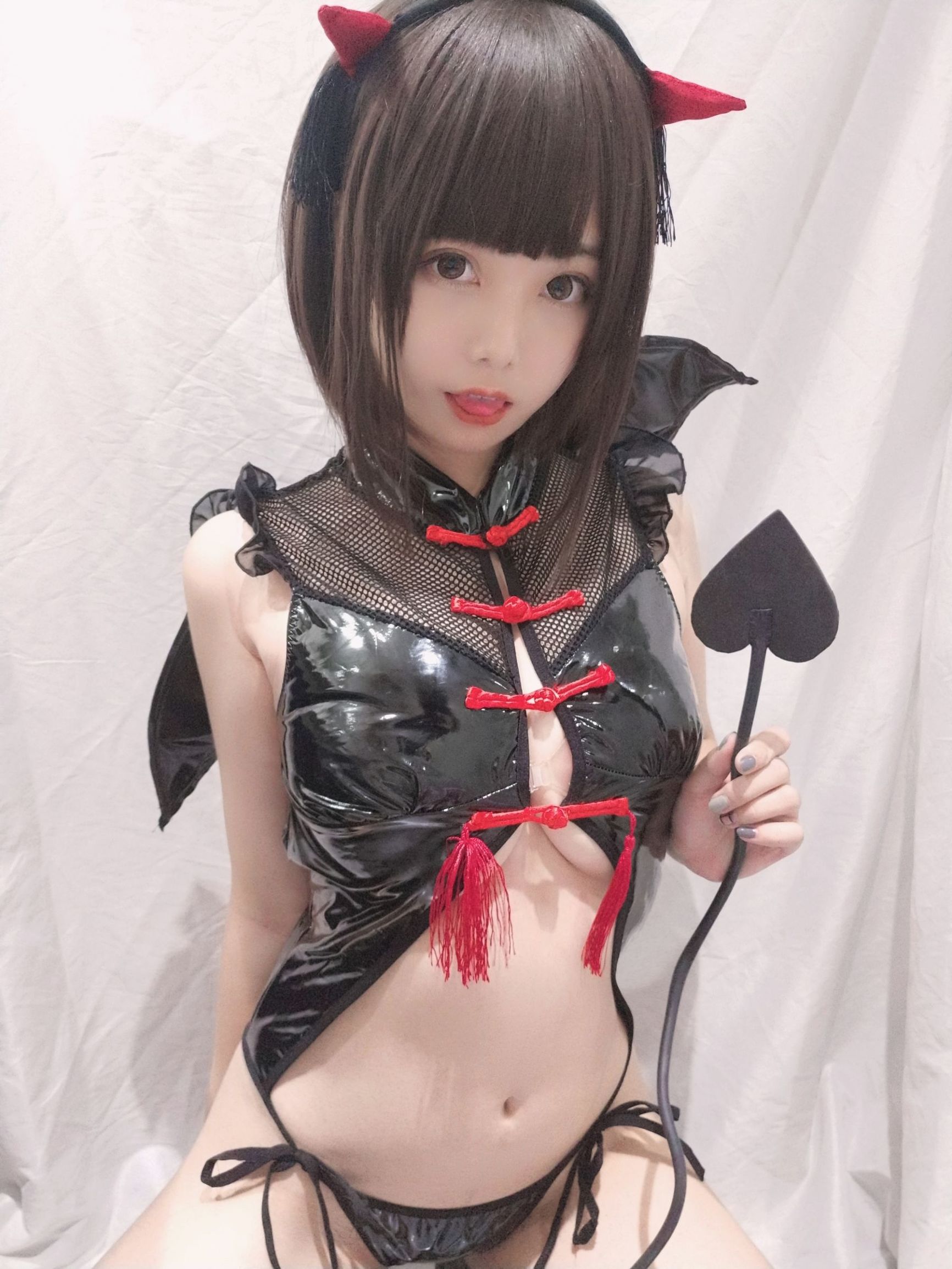 Cosplay Photo] Moe-Style Miss Honey Juice Cat Qiu - Little Devil Selfie