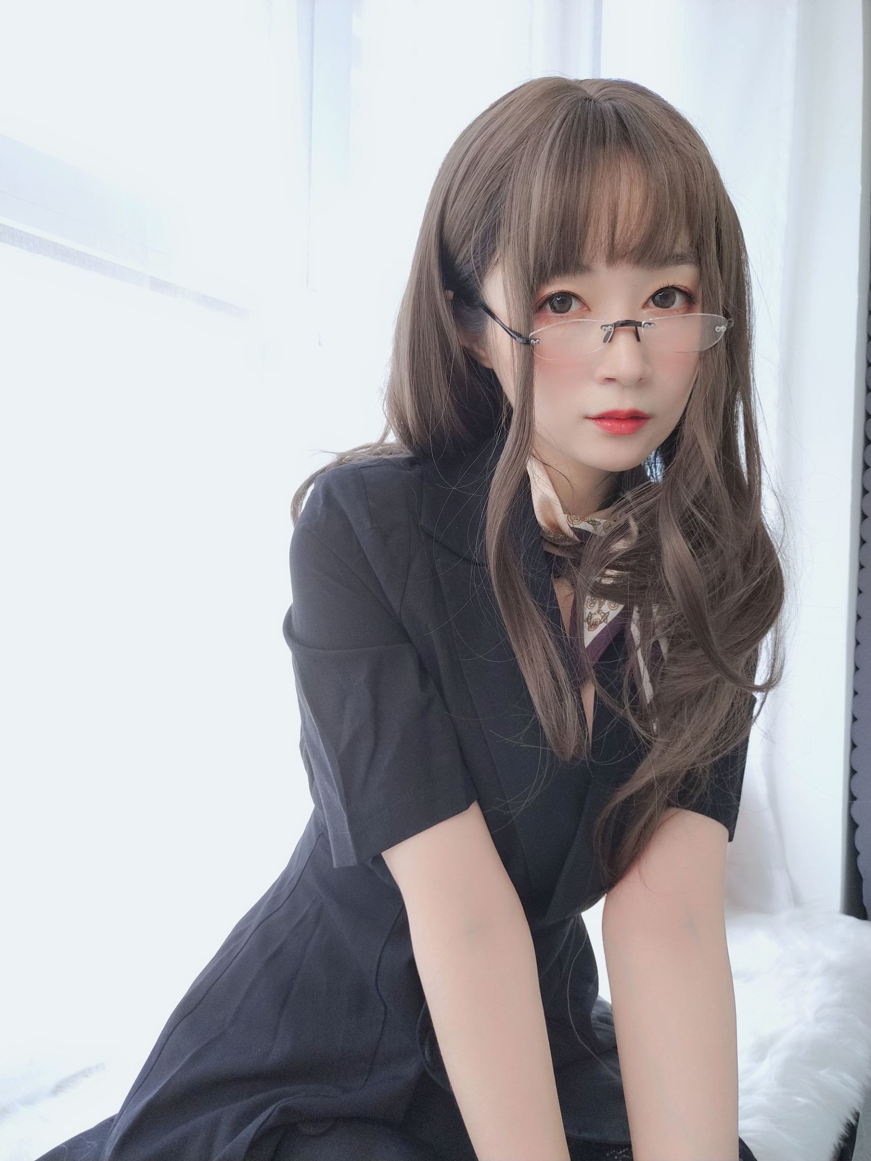 Cosplay ảnh] Coser tiểu thư Bạch Ngân - Nội y dưới OL attire