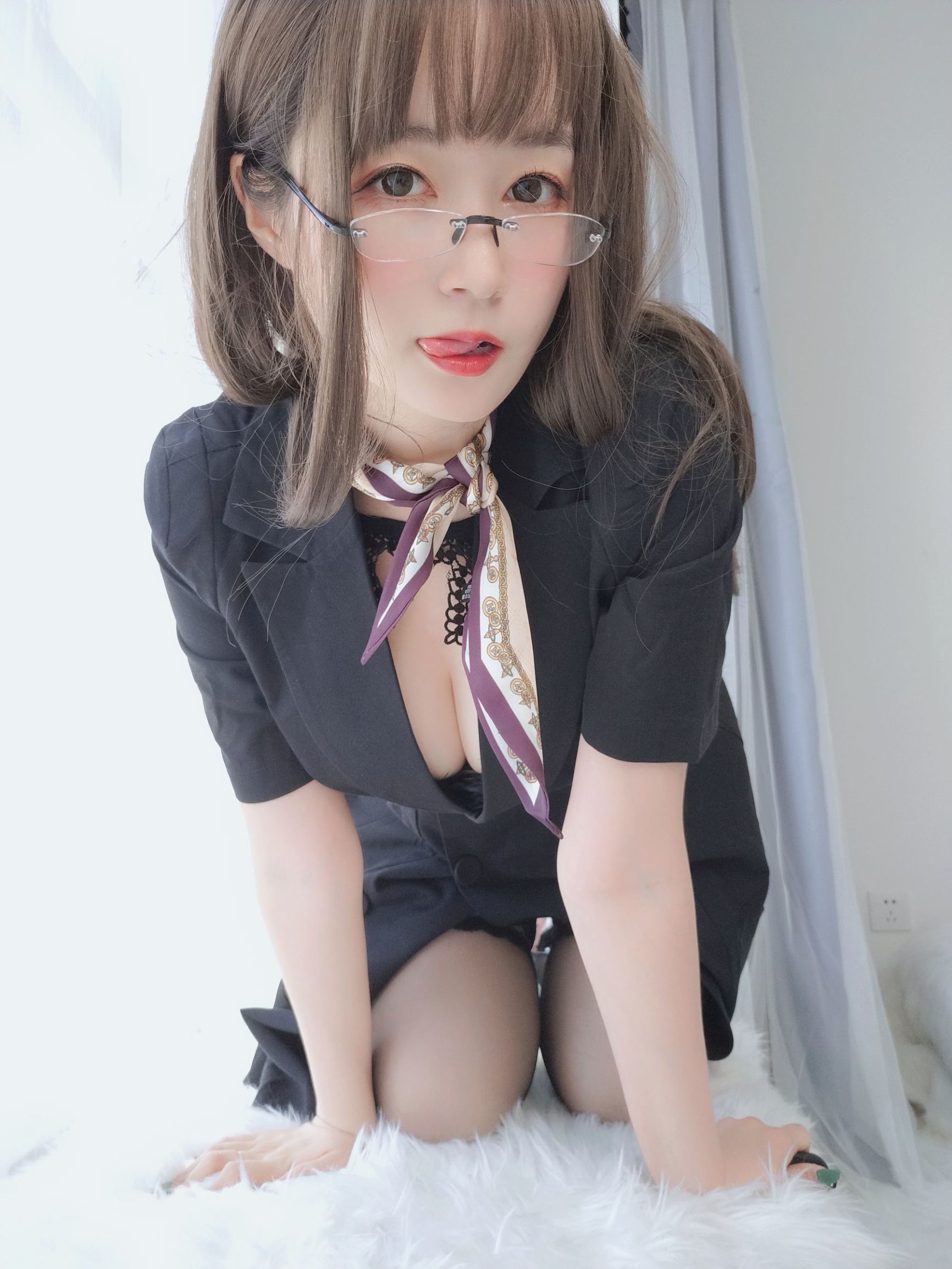 Cosplay ảnh] Coser tiểu thư Bạch Ngân - Nội y dưới OL attire