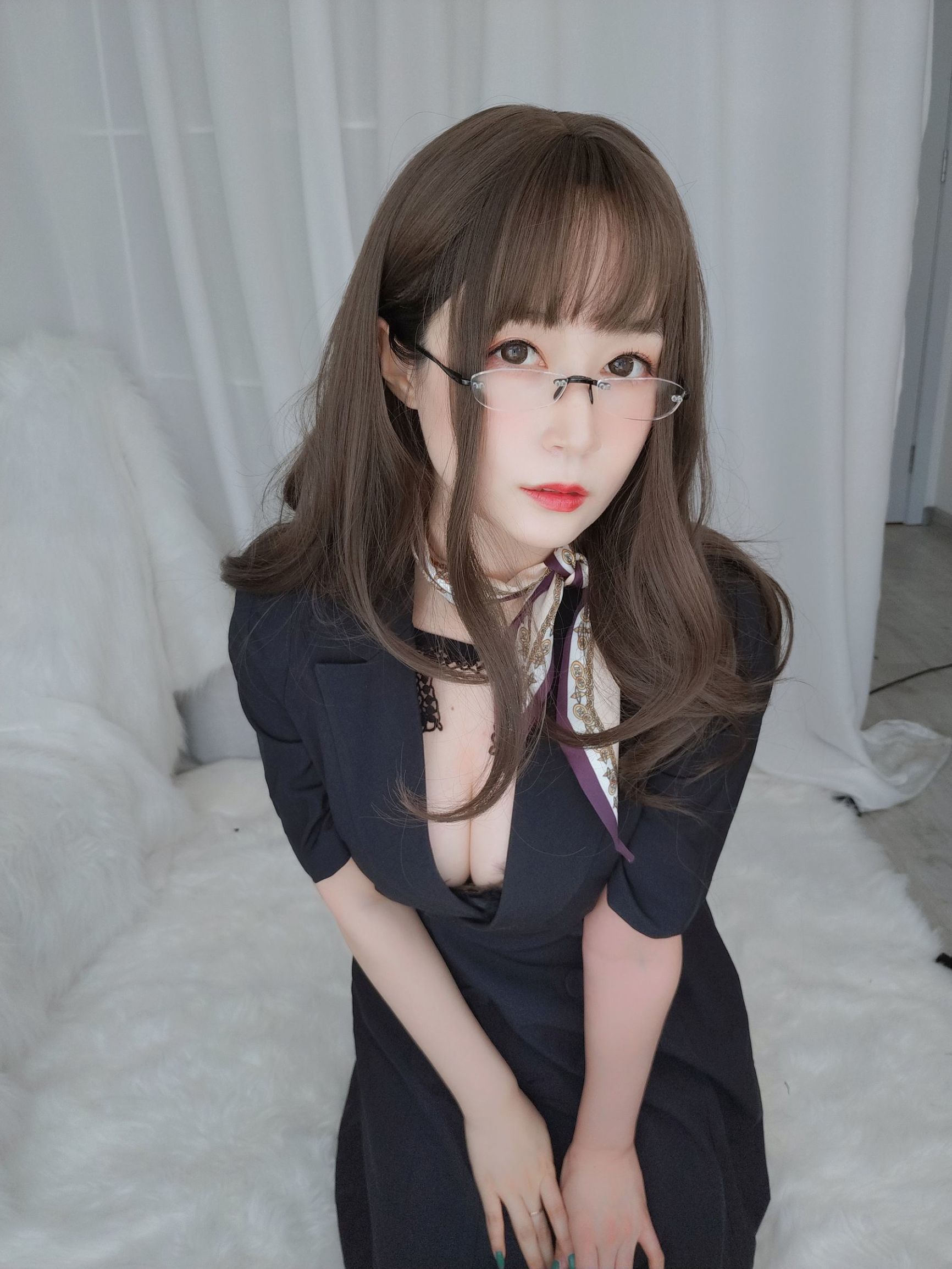 Cosplay Photos] Coser Xiaojie Baiyin - Underwear under Office Lady