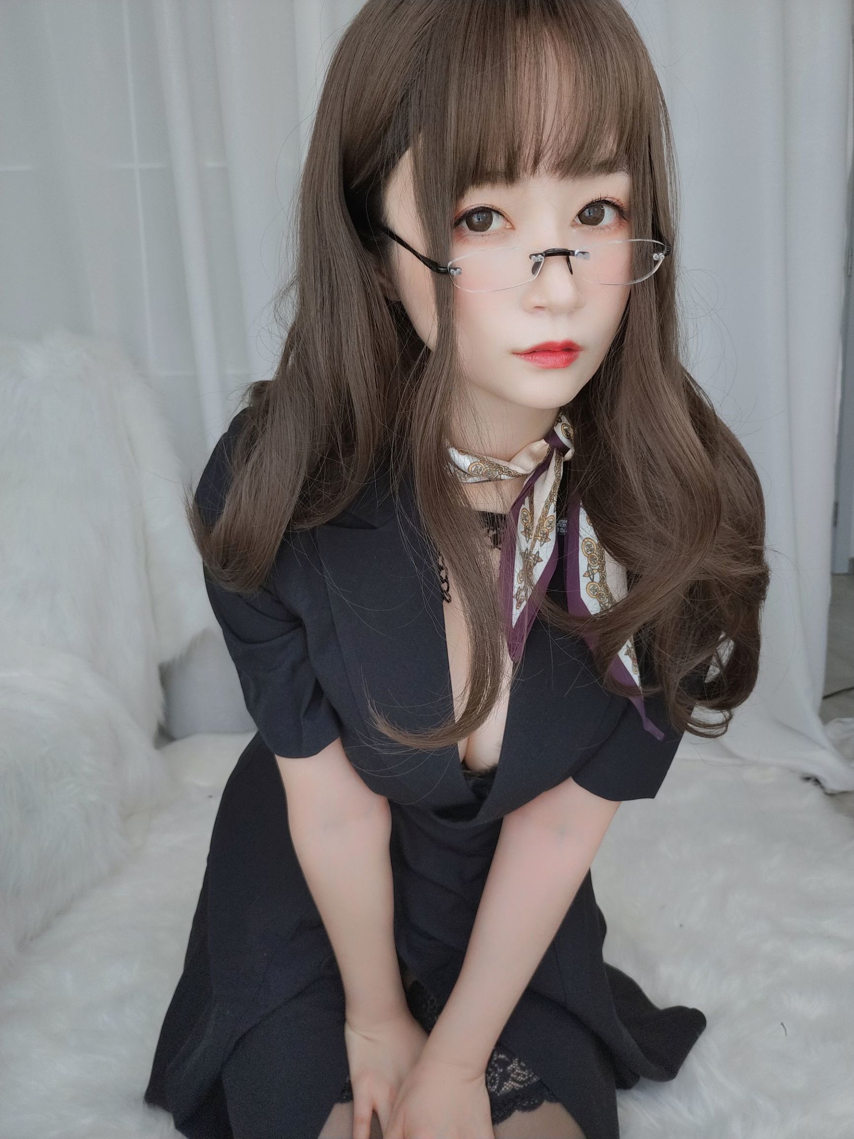 Cosplay Photos] Coser Xiaojie Baiyin - Underwear under Office Lady