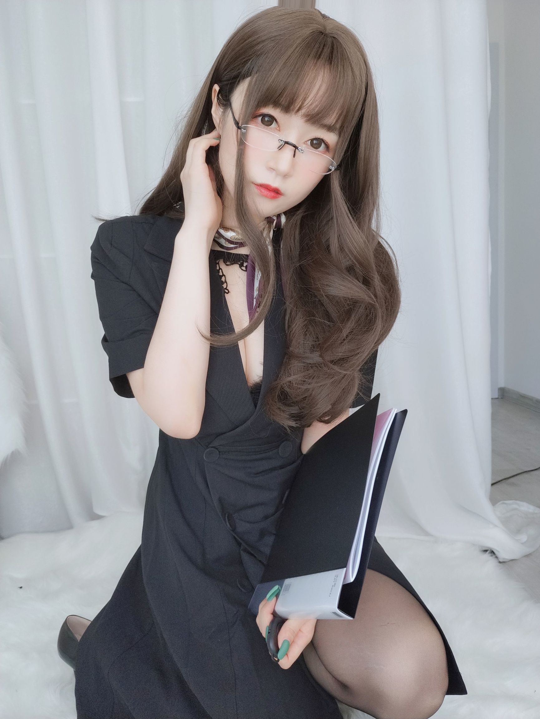 Cosplay Photos] Coser Xiaojie Baiyin - Underwear under Office Lady