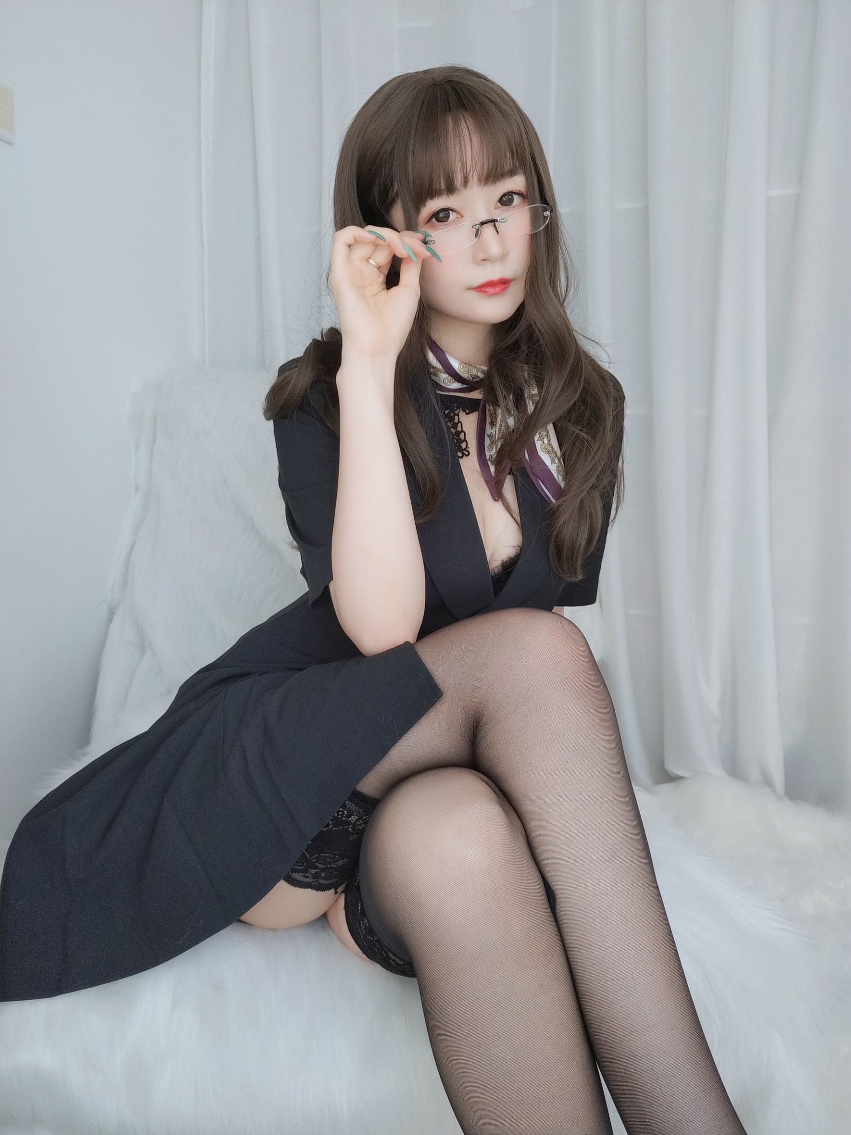 Cosplay Photos] Coser Xiaojie Baiyin - Underwear under Office Lady