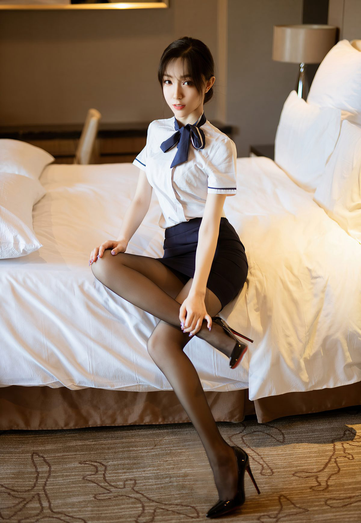 キュウセンキキ 2021 最新 スチュワーデス制服 ミニスカート 黒ストッキング ハイヒール ベッド上 セクシーポーズ