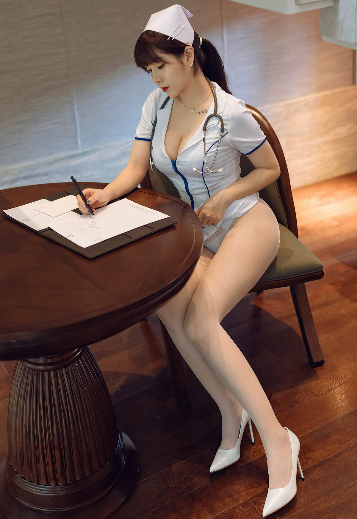 王雨纯2021性感护士装诱惑白丝丰满微胖美少妇