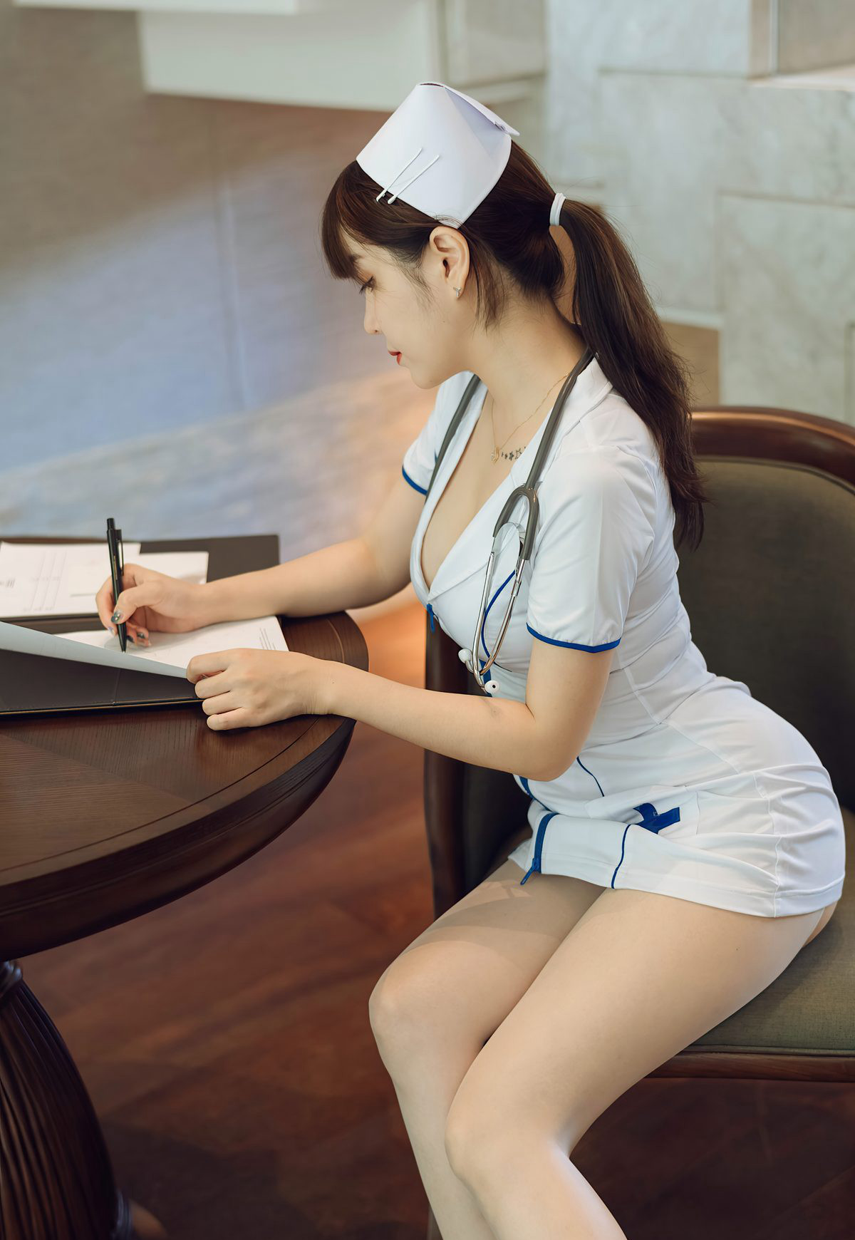 Vương Vũ Thuần 2021 trang phục y tá gợi cảm quyến rũ, tất trắng, vóc dáng đầy đặn, hơi mập, mỹ nhân thiếu phụ.