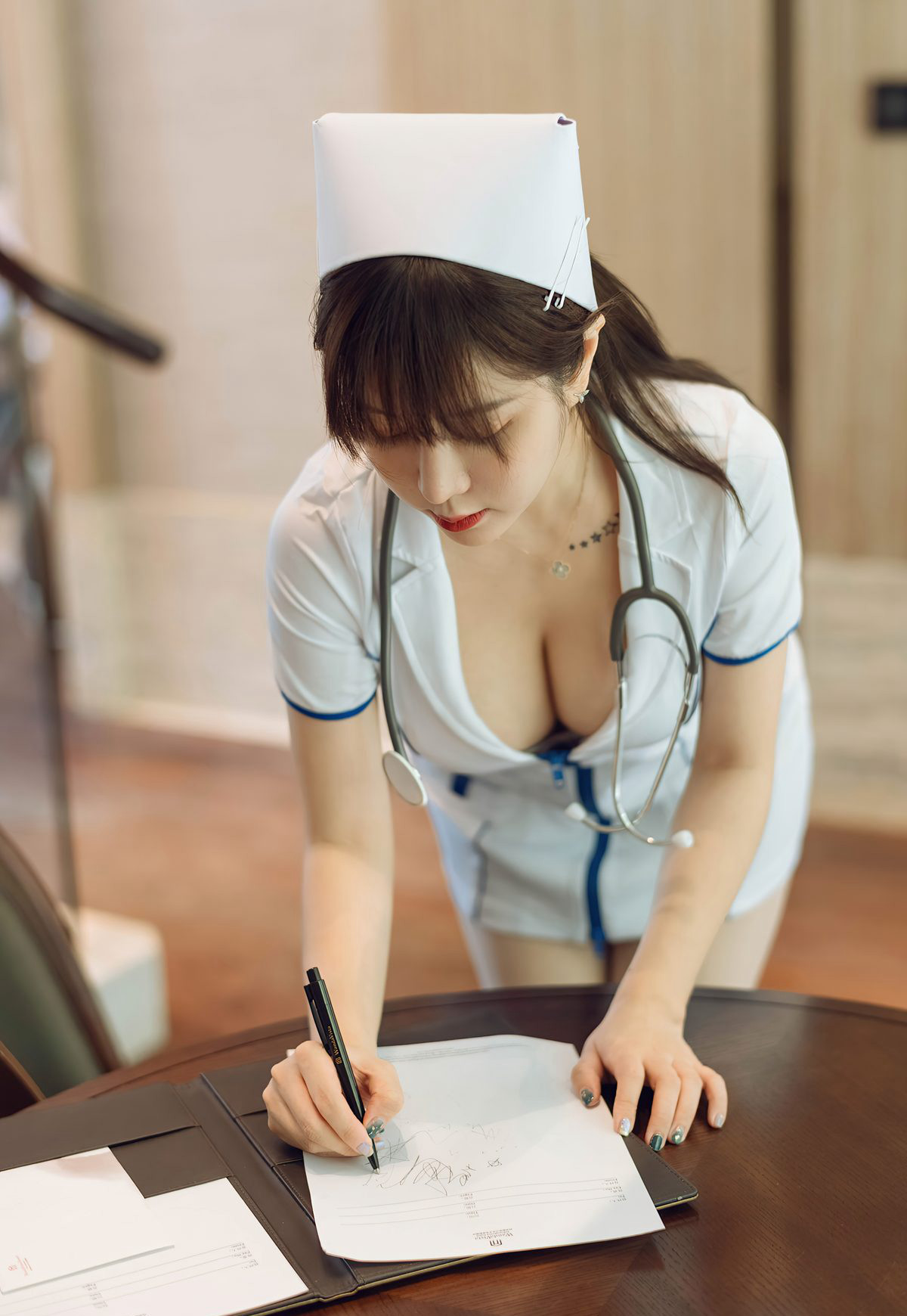 Vương Vũ Thuần 2021 trang phục y tá gợi cảm quyến rũ, tất trắng, vóc dáng đầy đặn, hơi mập, mỹ nhân thiếu phụ.