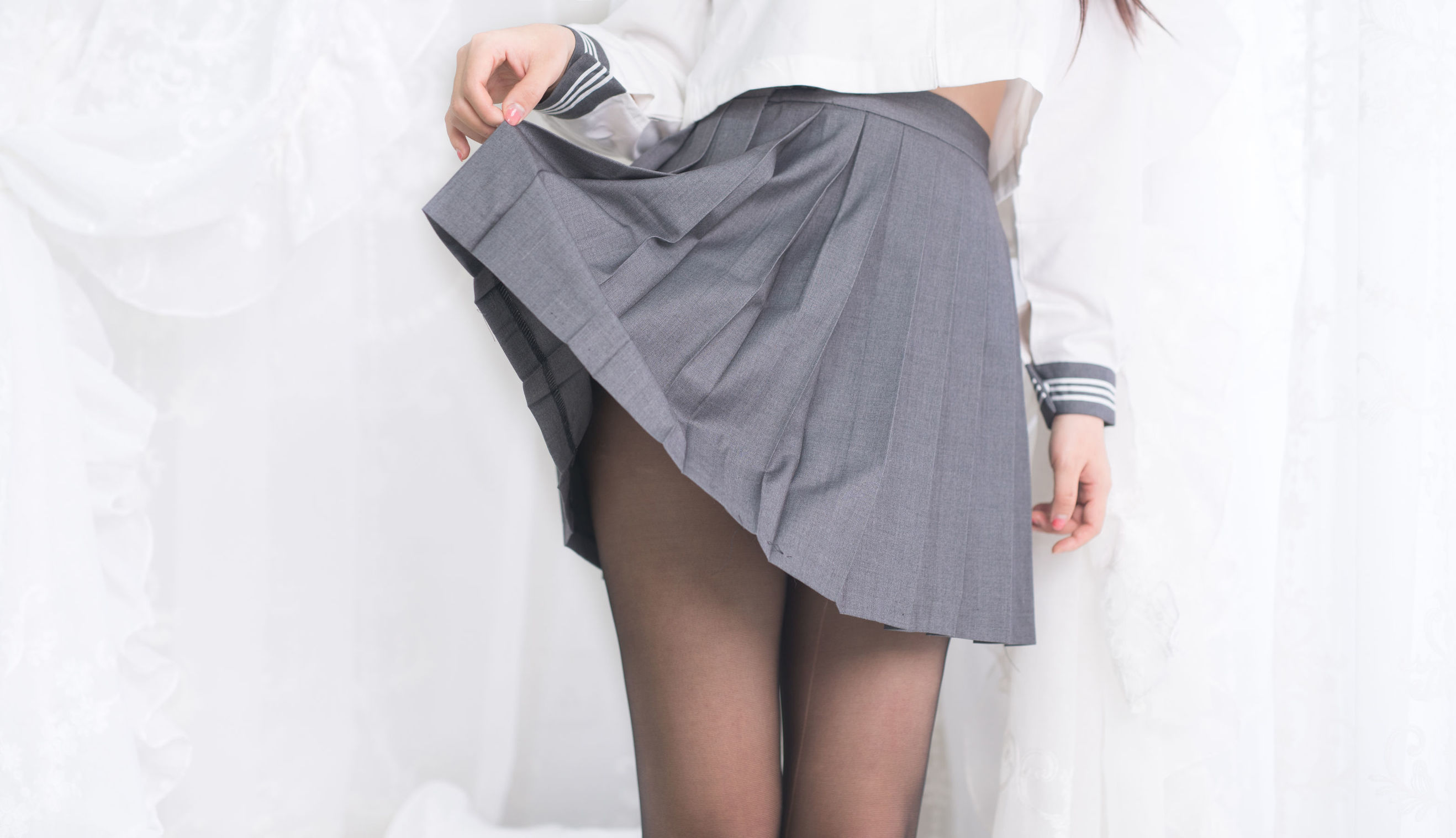 Ảnh Cosplay] Hệ Moe Chị Gái - Bạch Dạ - Cô Gái Đồng Phục Vớ Đen