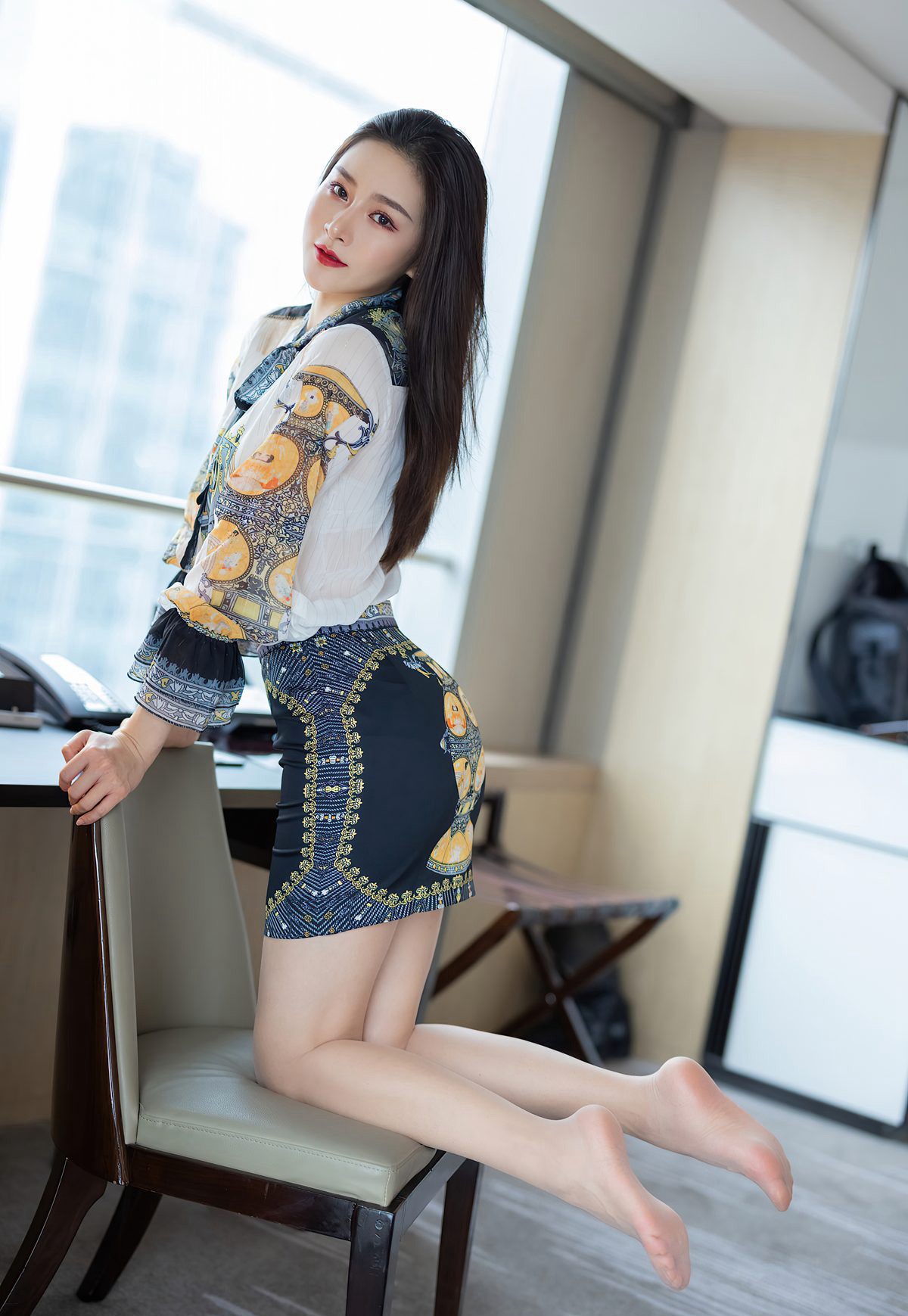 Aimi She nữ thần Vanessa2021 với tất màu da, đôi chân đẹp, đồ lót gợi cảm, cám dỗ, vóc dáng trắng mịn.