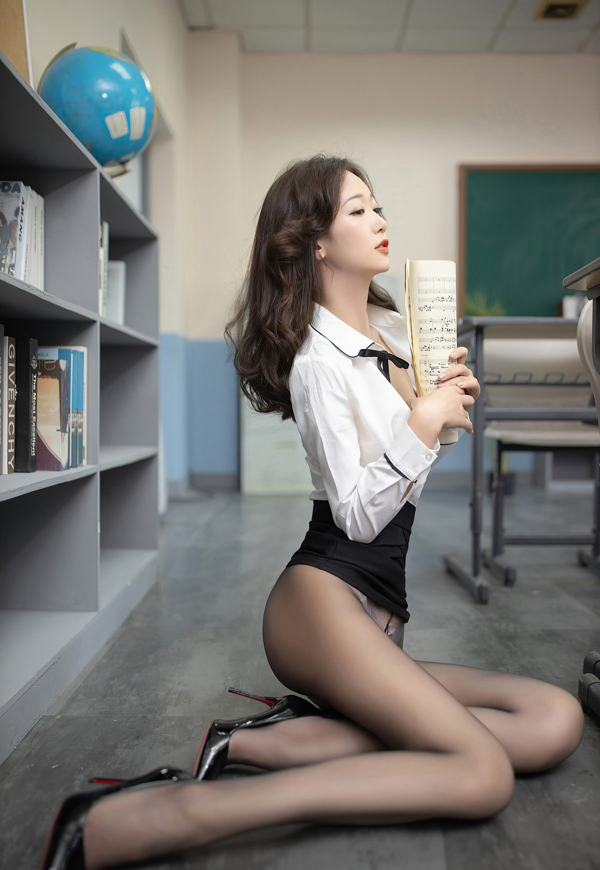 Giáo viên gợi cảm trong đồng phục cám dỗ, tất đen cao gót, mỹ nữ Tang Anqi sexy ưỡn mông phong tình.