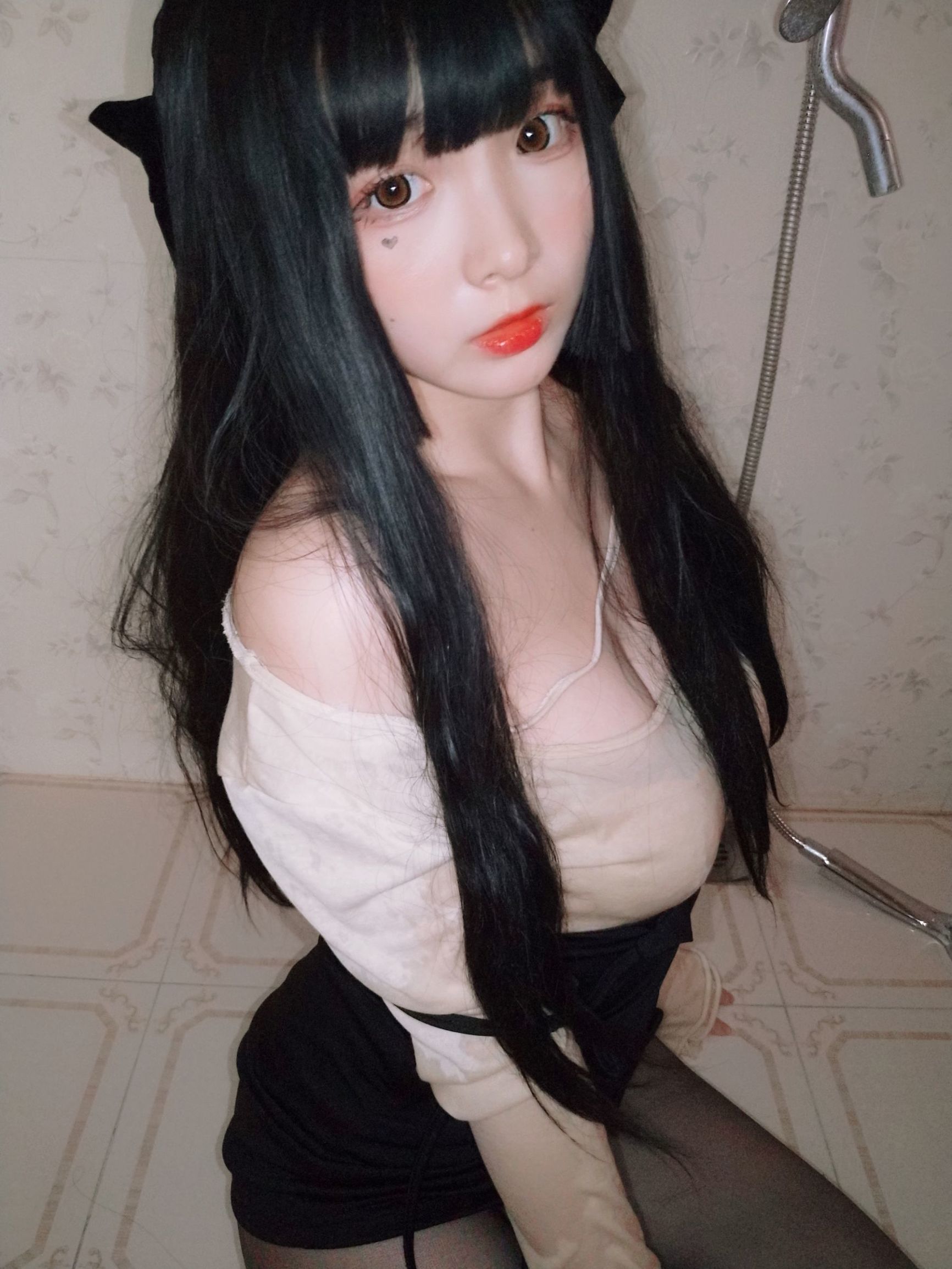 Cosplay寫真] 二次元美女古川Kagura - 浴室濕身黑絲