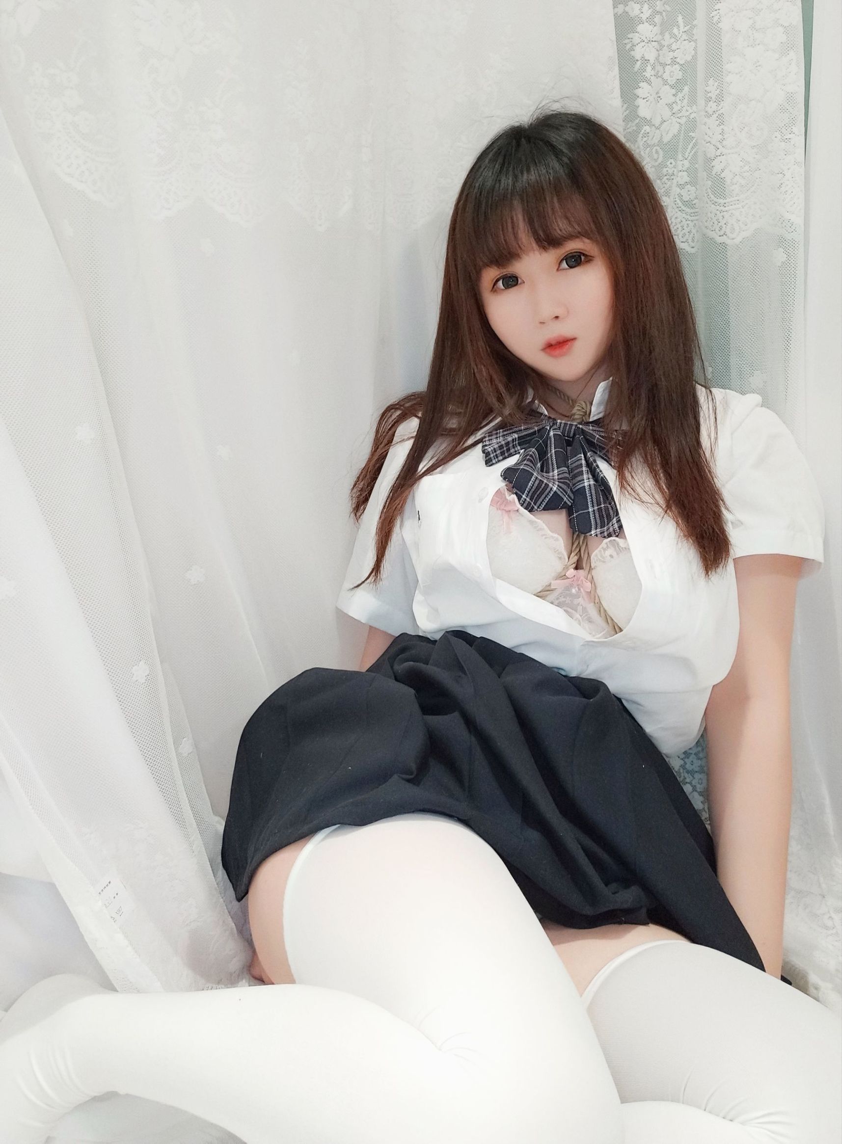 [Cosplay写真] 蜜桃少女是依酱呀 - 裙底的秘密