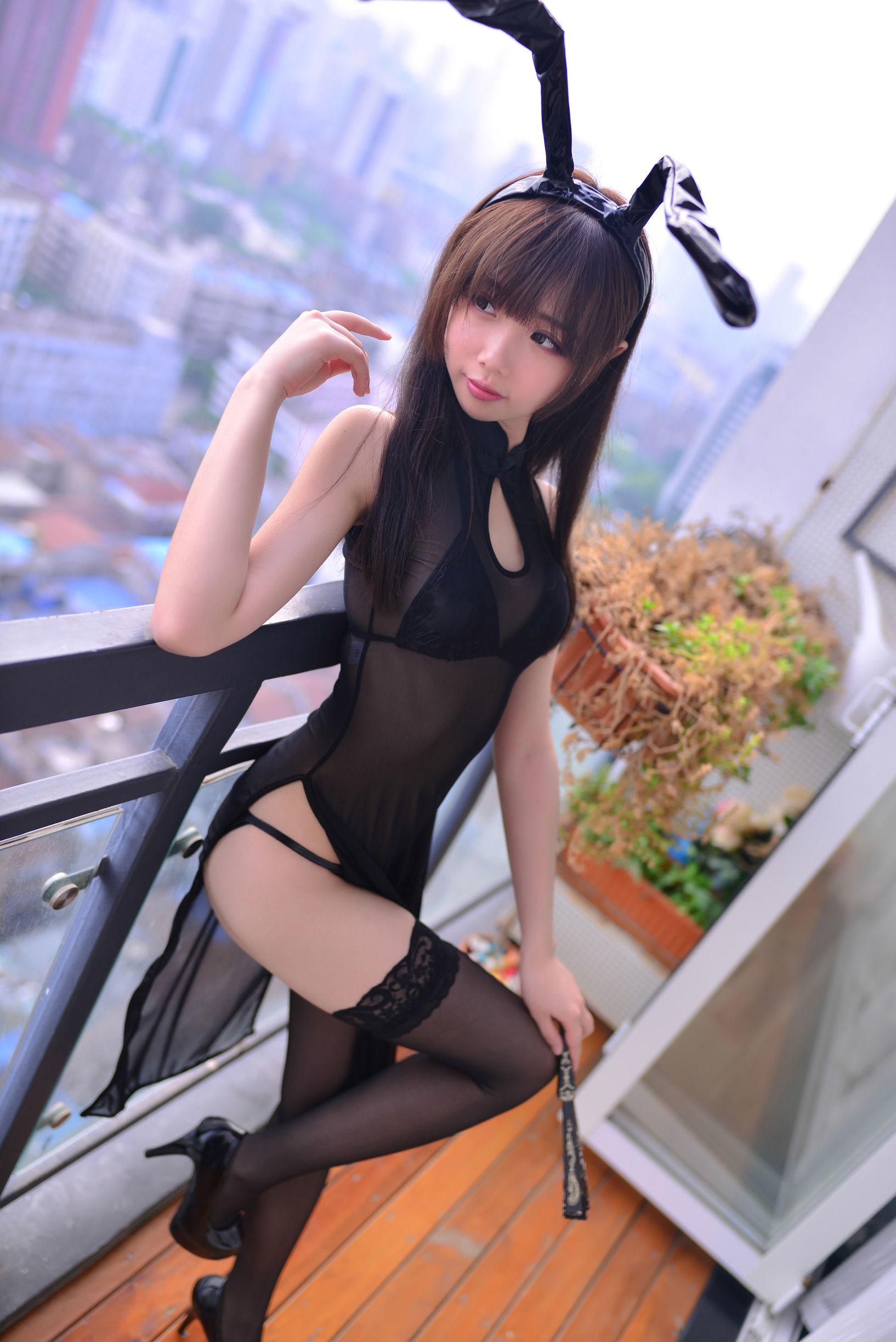 Cosplay Ảnh] Cos Cô Chị Tuyết Kỳ - Áo Qipao Đen Trong Suốt Tai Thỏ