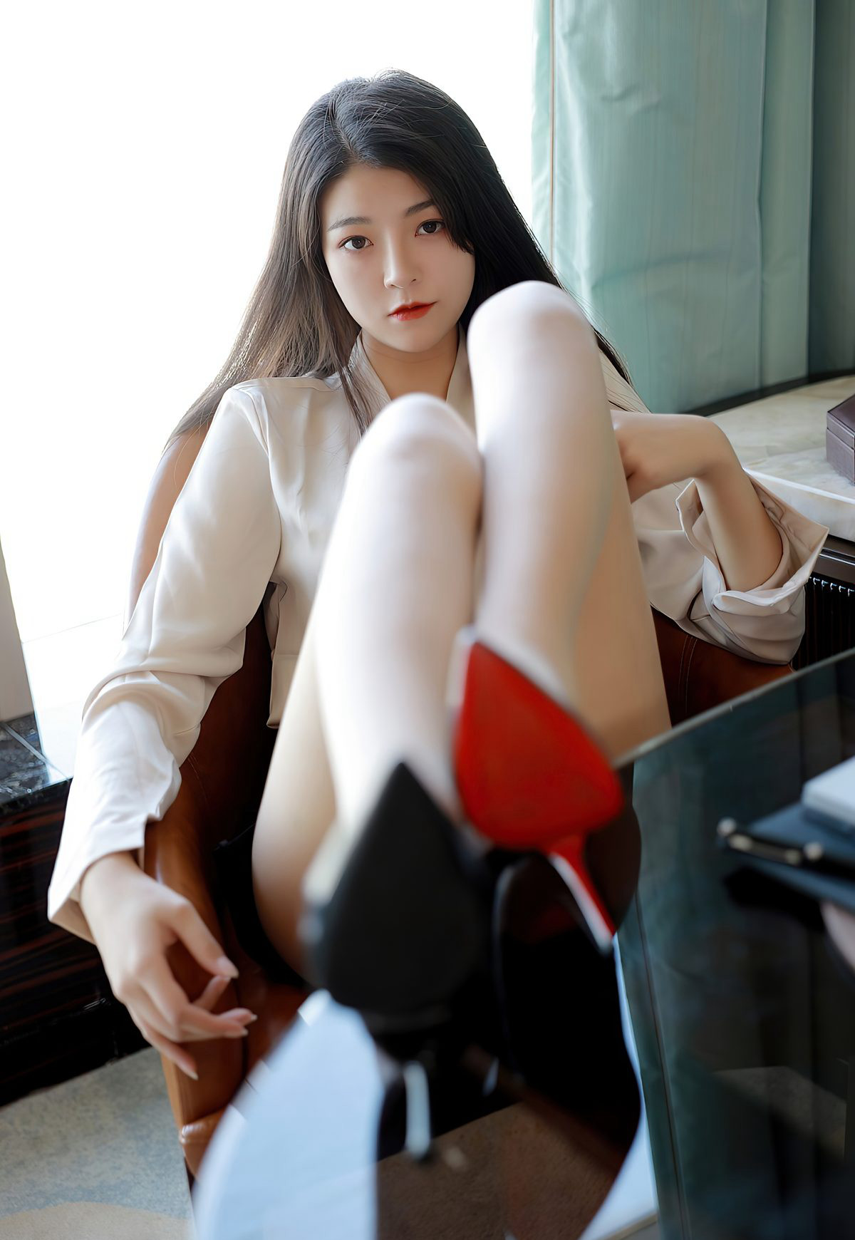 Laura Su Yutong uniform secretary nude stockings beautiful legs sexy short skirt office temptation