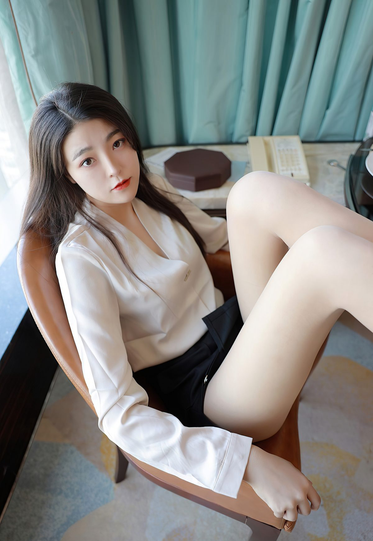 Laura Su Yutong uniform secretary nude stockings beautiful legs sexy short skirt office temptation