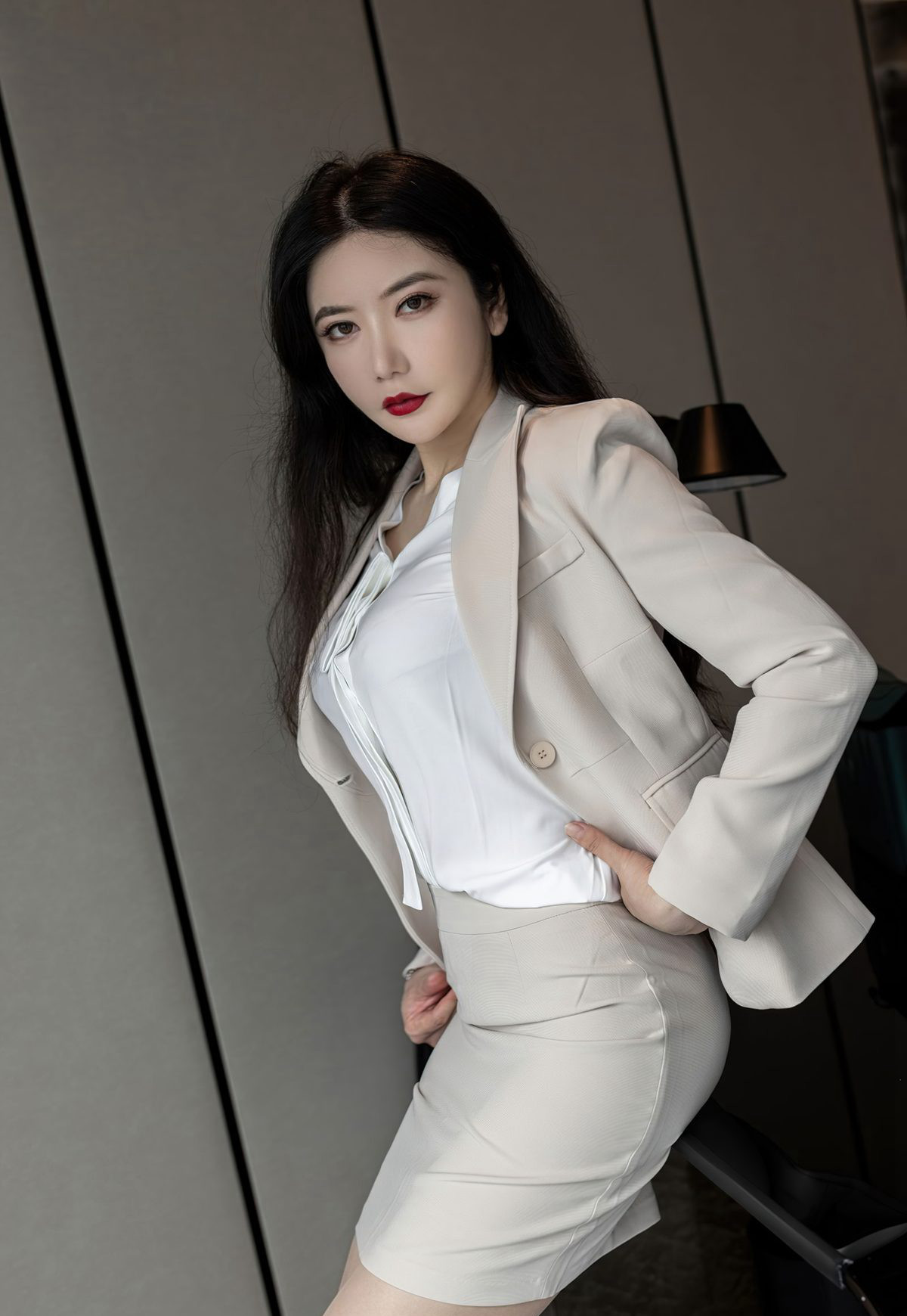 섹시한 큰 가슴 여비서 심연 소공주의 제복 유혹, 살색 스타킹, 하이힐, 아름다운 다리