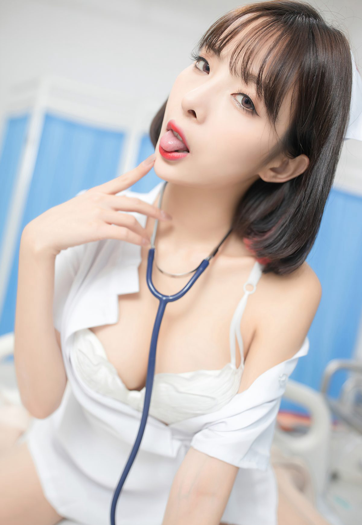 Trần Tiểu Miêu nữ y tá quyến rũ trong bộ đồ y tá gợi cảm với tất trắng, tư thế dụ hoặc, mông đầy đặn tròn trịa.