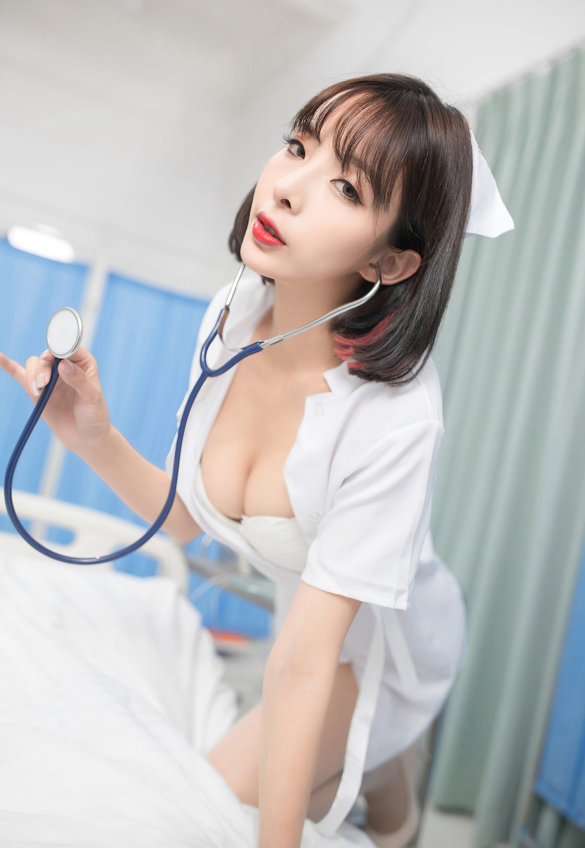 Trần Tiểu Miêu nữ y tá quyến rũ trong bộ đồ y tá gợi cảm với tất trắng, tư thế dụ hoặc, mông đầy đặn tròn trịa.