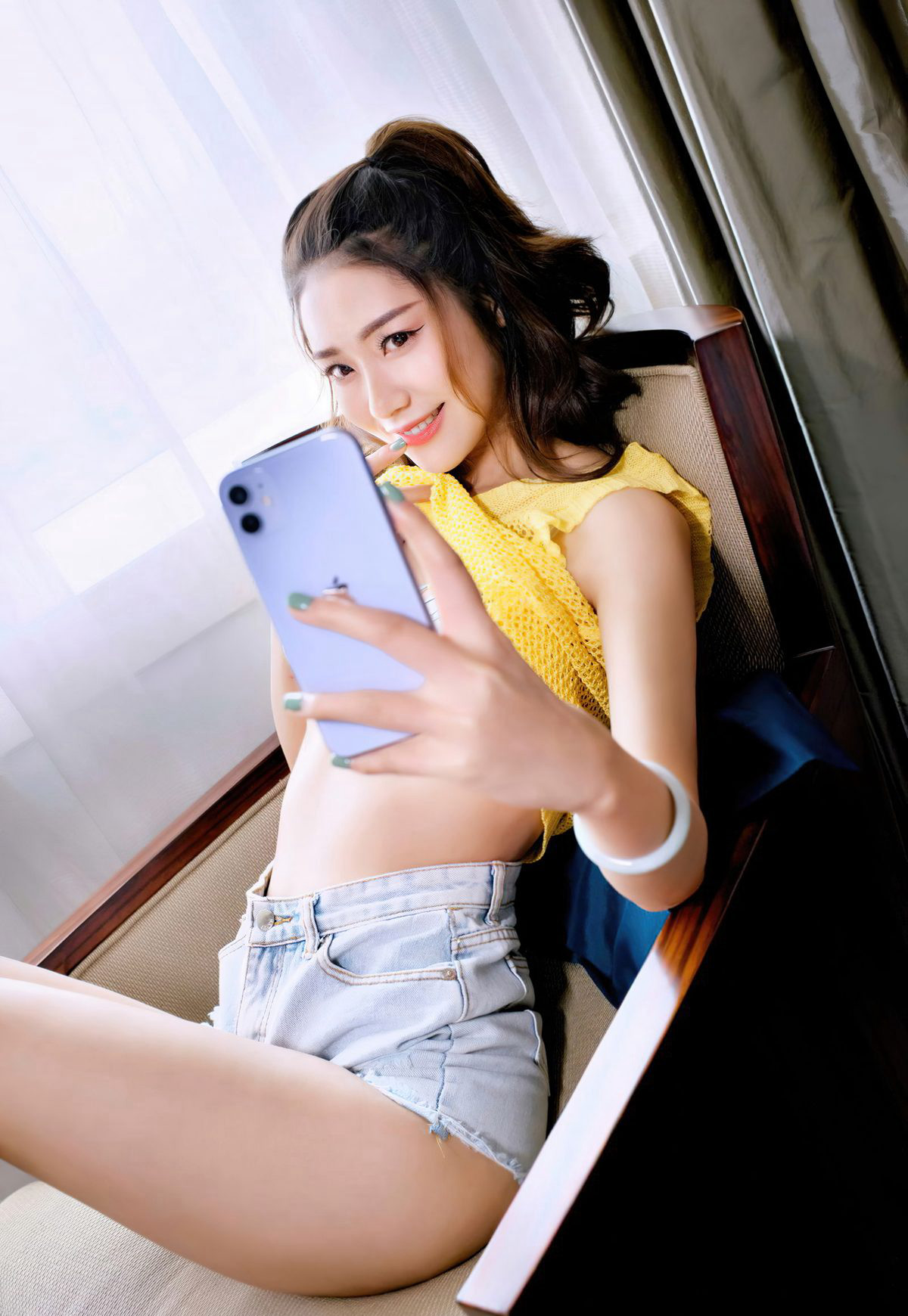 Cô gái cực phẩm mặc quần short nóng tự chụp ở khách sạn, cám dỗ với thân hình mảnh mai, gợi cảm, chân đẹp và chân ngọc.