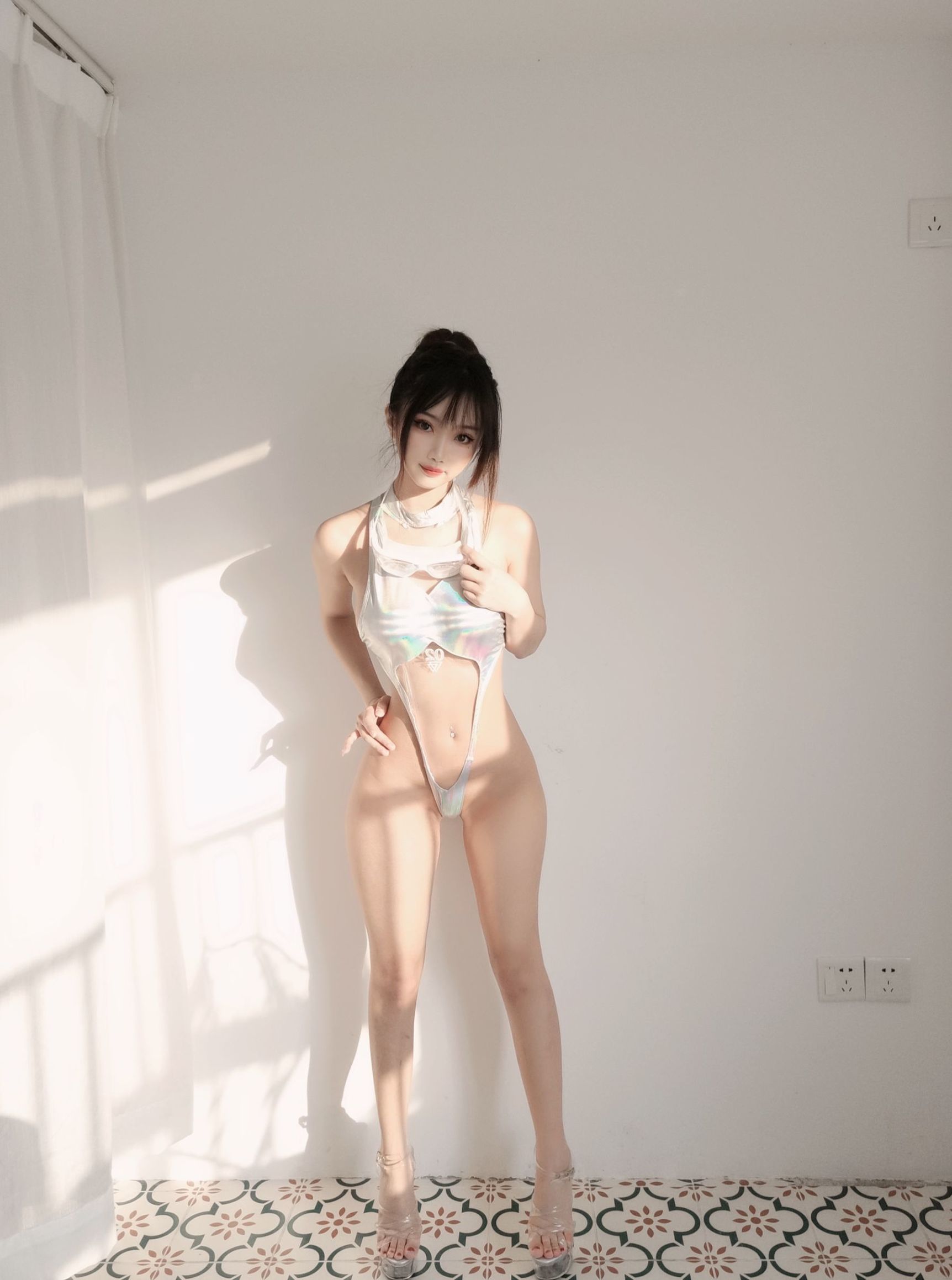ネット紅 COSER] 白くて柔らかい美少女 鬼畜ヤオ - レーザー競泳