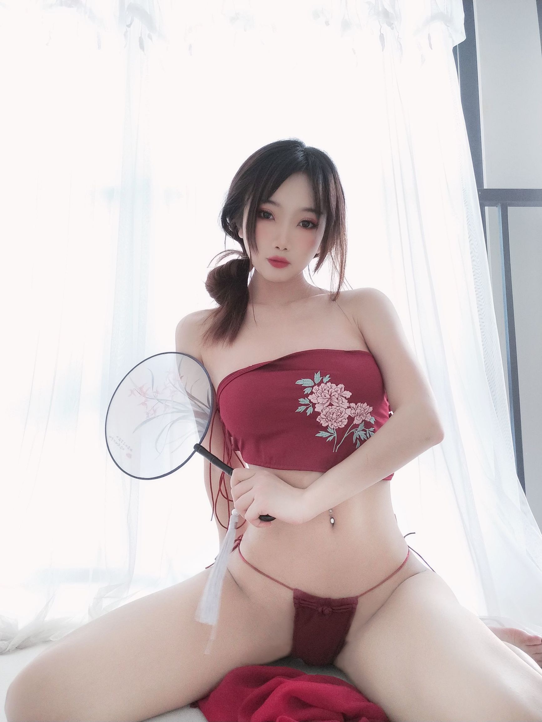 Internet Celebrity Coser] Fair-Skinned Beautiful Young Girl Ghost Animal Yao - Sexy Red Bellyband
