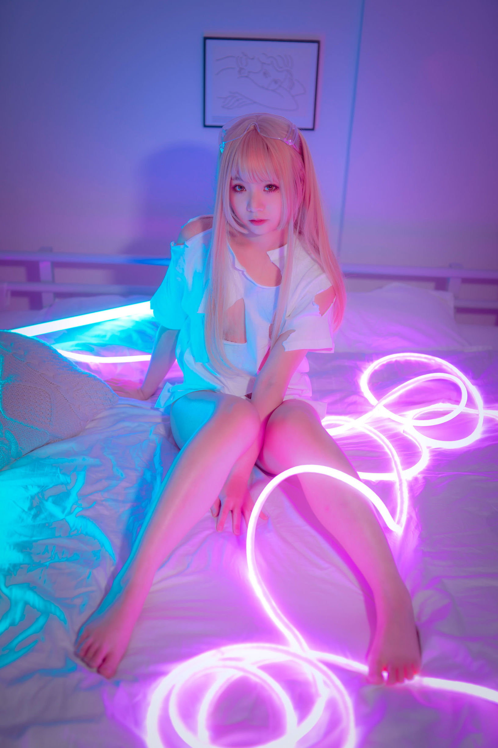 網紅COSER] 萌妹是青水 - 破T恤