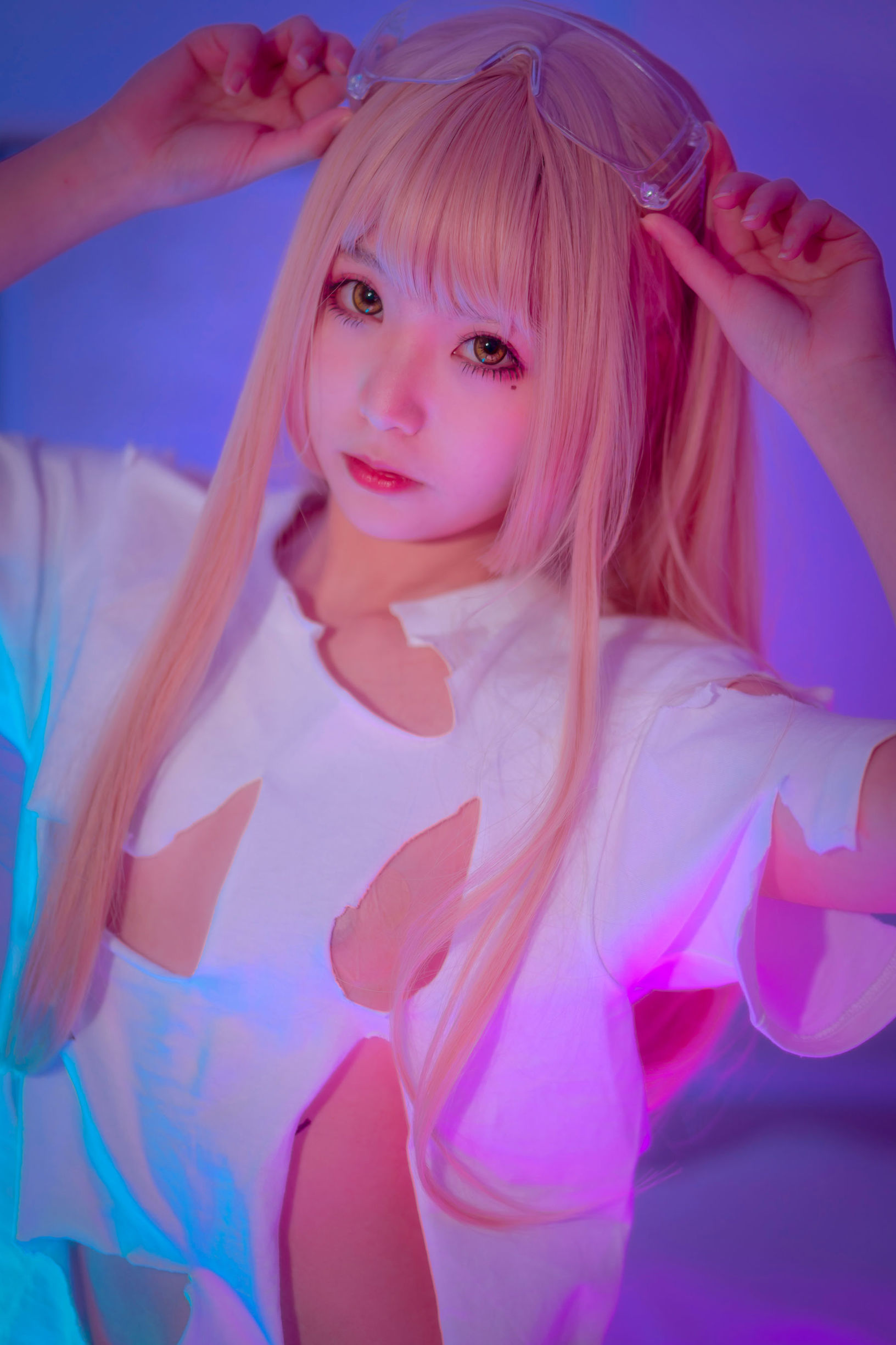 網紅COSER] 萌妹是青水 - 破T恤