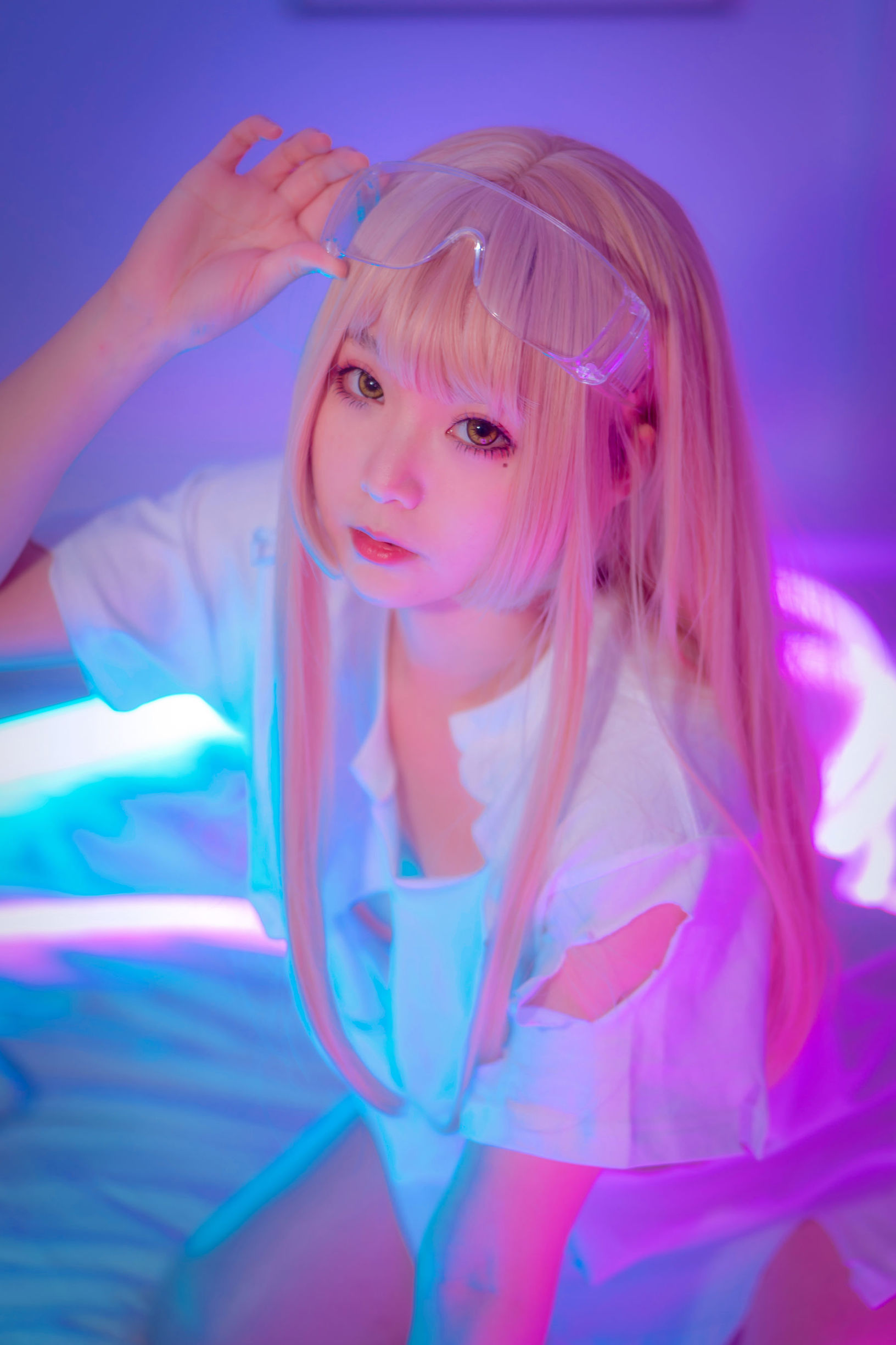 網紅COSER] 萌妹是青水 - 破T恤