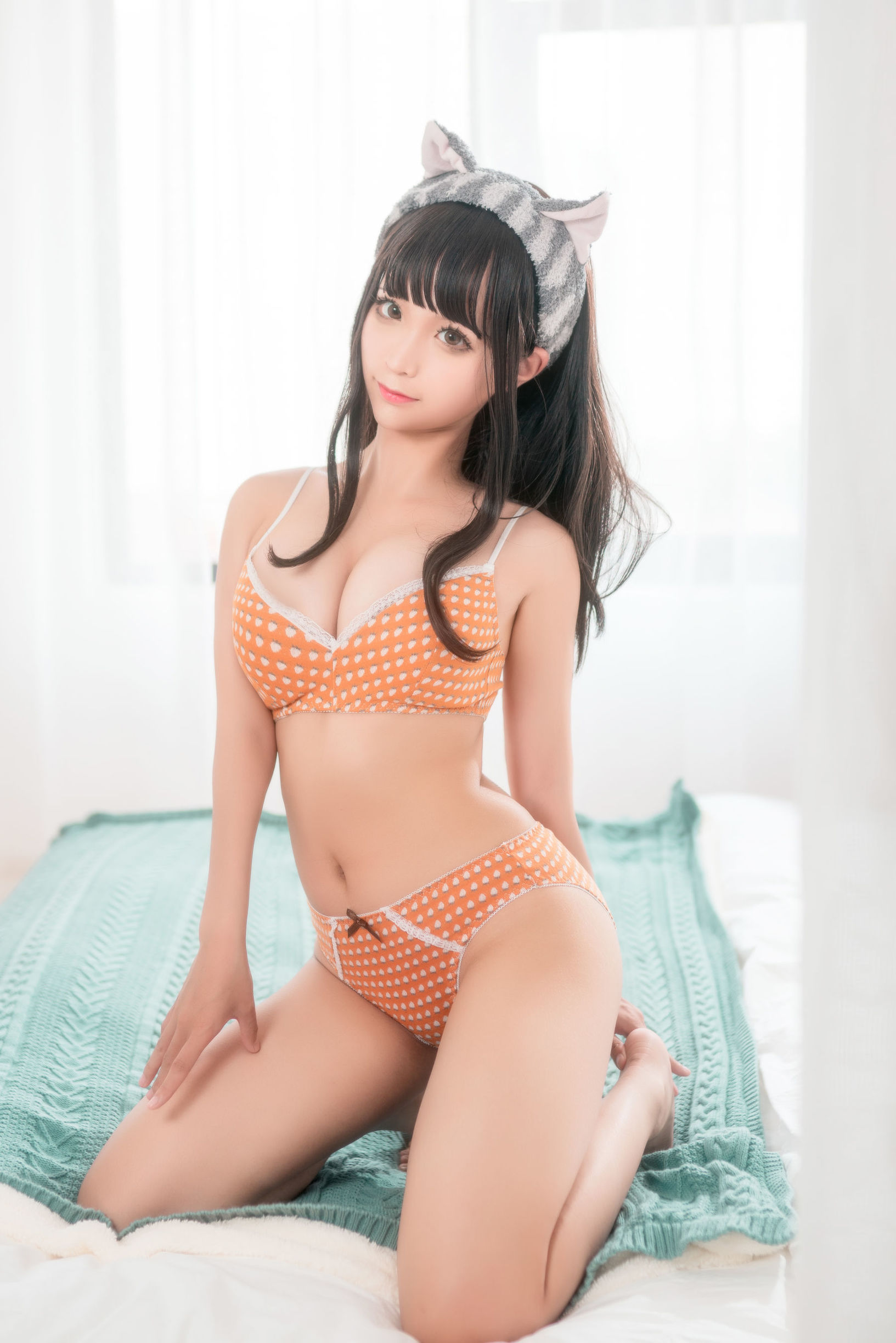 Net Red COSER] Blogger anime Chun Mo Mo - Áo lót vàng